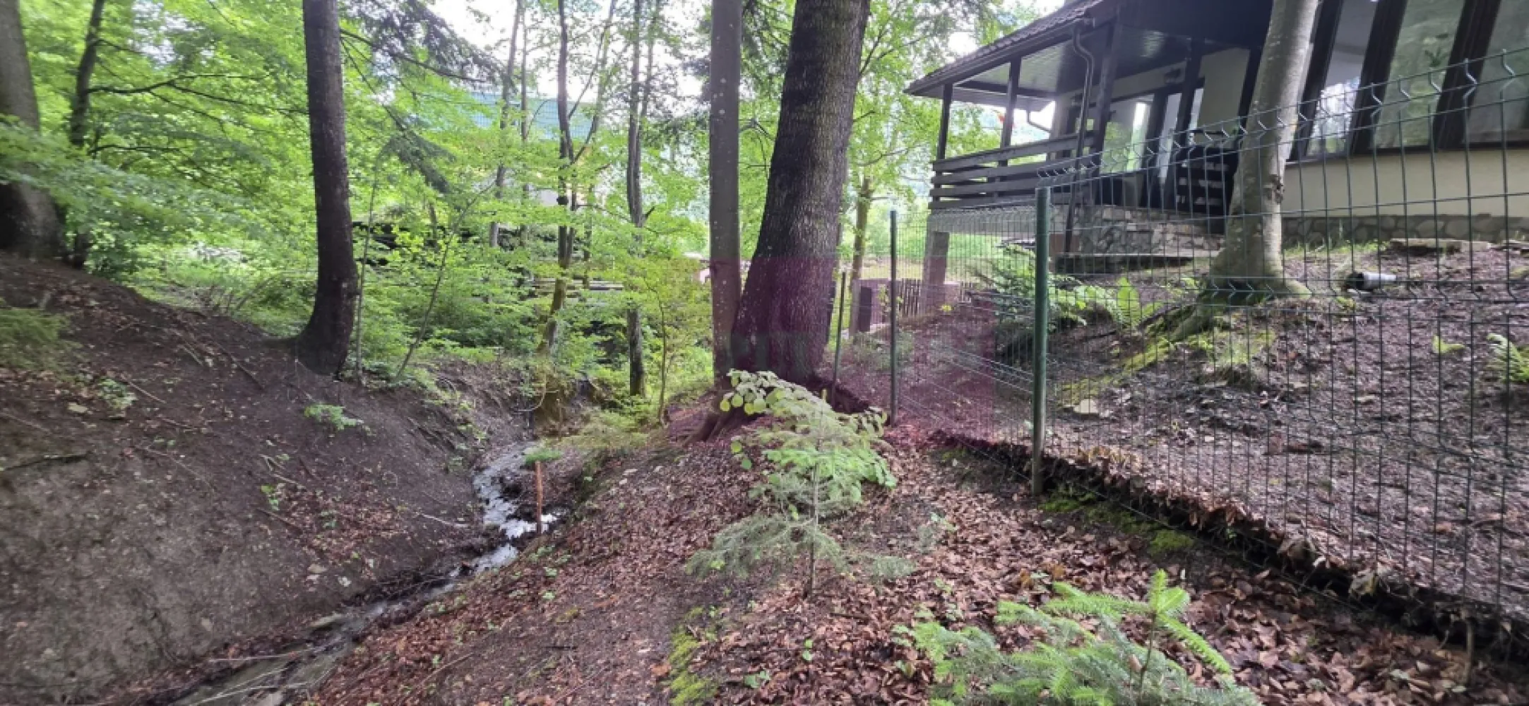 Teren intravilan 720 mp Sinaia - Teren intravilan de vânzare – Sinaia, zona Tirul cu Porumbei

Agenția Imobiliară Mervani vă propune spre vânzare un teren intravilan cu suprafața de 720 mp, situat în una dintre cele mai apreciate zone rezidențiale ale stațiunii Sinaia – Tirul cu Porumbei, în apropierea cartierului Furnica și la doar câteva minute de centrul orașului.

Terenul este încadrat în categoria de folosință pădure, beneficiind de un cadru natural deosebit, liniște și aer curat. Zona este caracterizată de vile de vacanță și proprietăți rezidențiale de calitate, fiind ideală pentru construirea unei case de vacanță, a unei vile familiale sau a unei investiții turistice.

Avantaje ale proprietății:

Suprafață: 720 mp;
Teren intravilan;
Zonă exclusivistă și liniștită;
Aproape de centrul stațiunii Sinaia;
Vecinătăți formate din vile de vacanță și locuințe permanente;
Acces facil către principalele puncte de interes ale stațiunii;
Cadru natural spectaculos, specific zonei montane Sinaia.

Sinaia este una dintre cele mai căutate destinații turistice și rezidențiale din România, iar amplasamentul acestui teren oferă un excelent potențial atât pentru uz personal, cât și pentru investiție.

Preț și informații suplimentare:
Agenția Imobiliară Mervani
Telefon: 0729 935 536