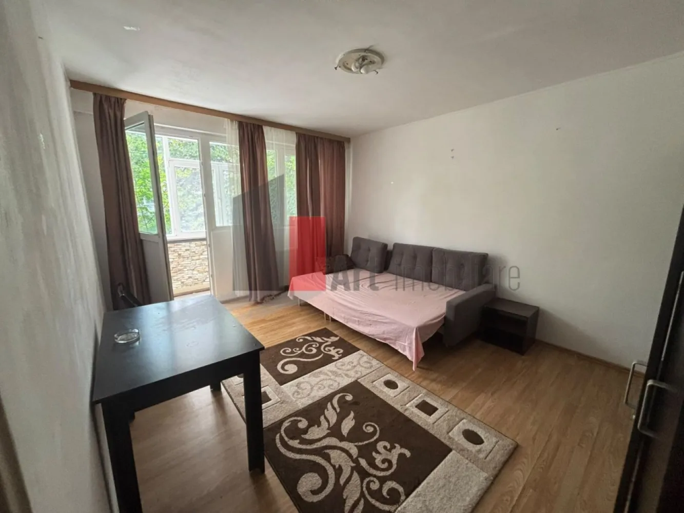 Drumul Taberei Plaza - Drumul Taberei , Plaza , etaj 2/4, confort 1, decomandat, cu balcon, geam la baie si liber. Apartamentul are imbunatatiri si se vinde mobilat si utilat. Actele sunt pregatite pentru vanzare, In imediata apropiere se afla Plaza Romania, LIDL, piata si parcul Moghioros. , metrou Parc Drumul Taberei, tramvai 41, si statii STB