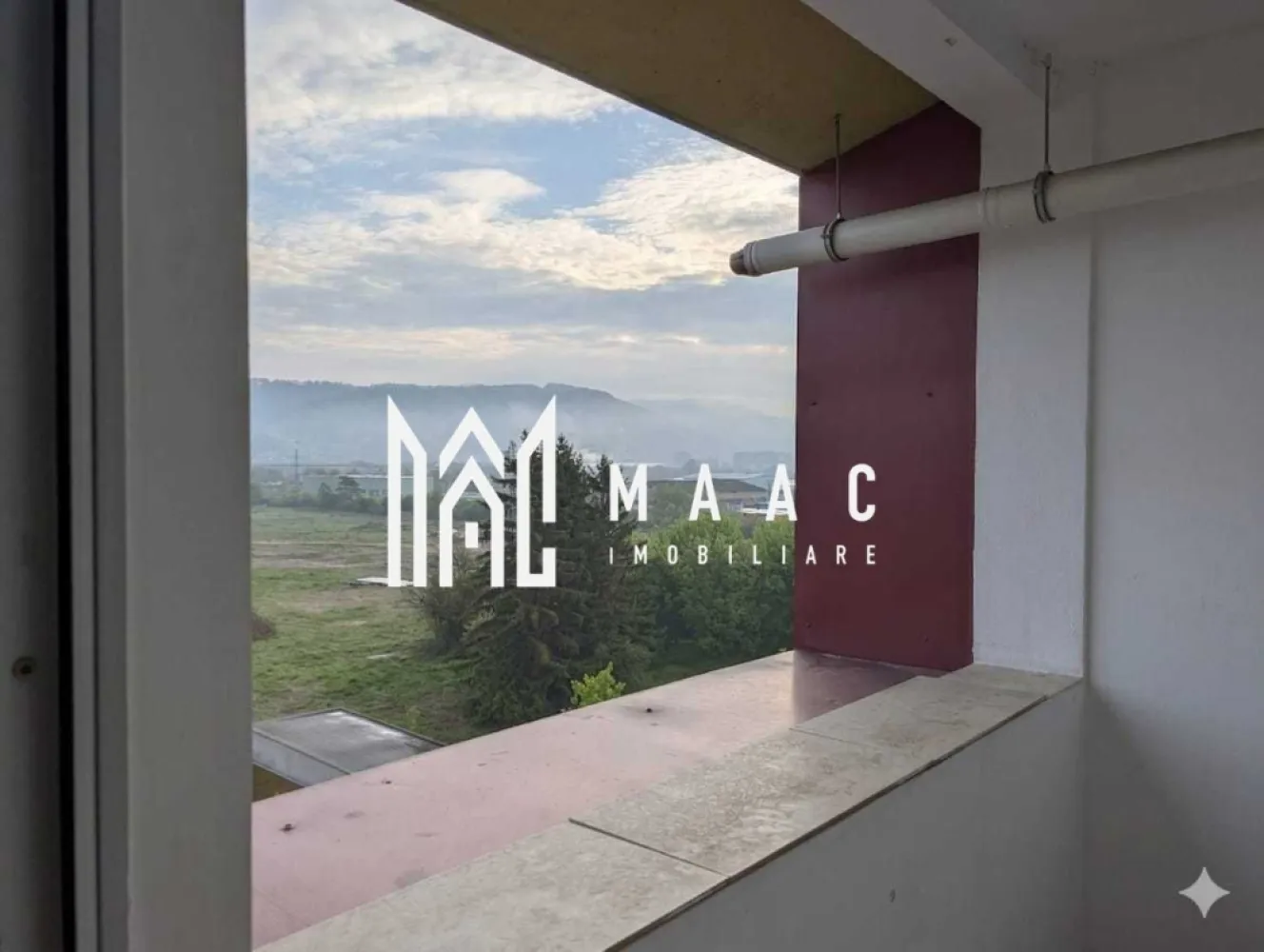 Garsonieră 46 mp | Mobilată | Balcon | Lazaret - MAAC Imobiliare prezintă spre vânzare o garsonieră decomandată, cu o suprafață utilă de 46 mp, situată la etajul 4 al unui imobil din Sibiu, ideală atât pentru locuit, cât și pentru investiție.

Locuința beneficiază de o compartimentare practică și eficientă, fiind compusă din:

cameră spațioasă și luminoasă;
bucătărie separată;
baie dotată cu cabină de duș;
spații de depozitare bine organizate.

Garsoniera este amenajată cu mobilier realizat la comandă și se predă complet mobilată și utilată, fiind pregătită pentru mutare imediată. Finisajele în nuanțe deschise și pardoseala din lemn creează un ambient plăcut, cald și primitor.

Imobilul este amplasat într-o zonă cu acces facil către centrul orașului, având în apropiere magazine, stații pentru transportul public, restaurante, cafenele și spații verzi destinate relaxării.

Avantaje:

compartimentare decomandată;
suprafață generoasă pentru o garsonieră;
mobilier realizat la comandă;
se vinde mobilată și utilată;
acces rapid către zona centrală;
mijloace de transport în comun în apropiere;
oportunitate excelentă pentru investiție sau locuință proprie.

Pentru mai multe detalii și programarea unei vizionări, precizați telefonic că ați văzut anunțul cu ID: CP3136411.