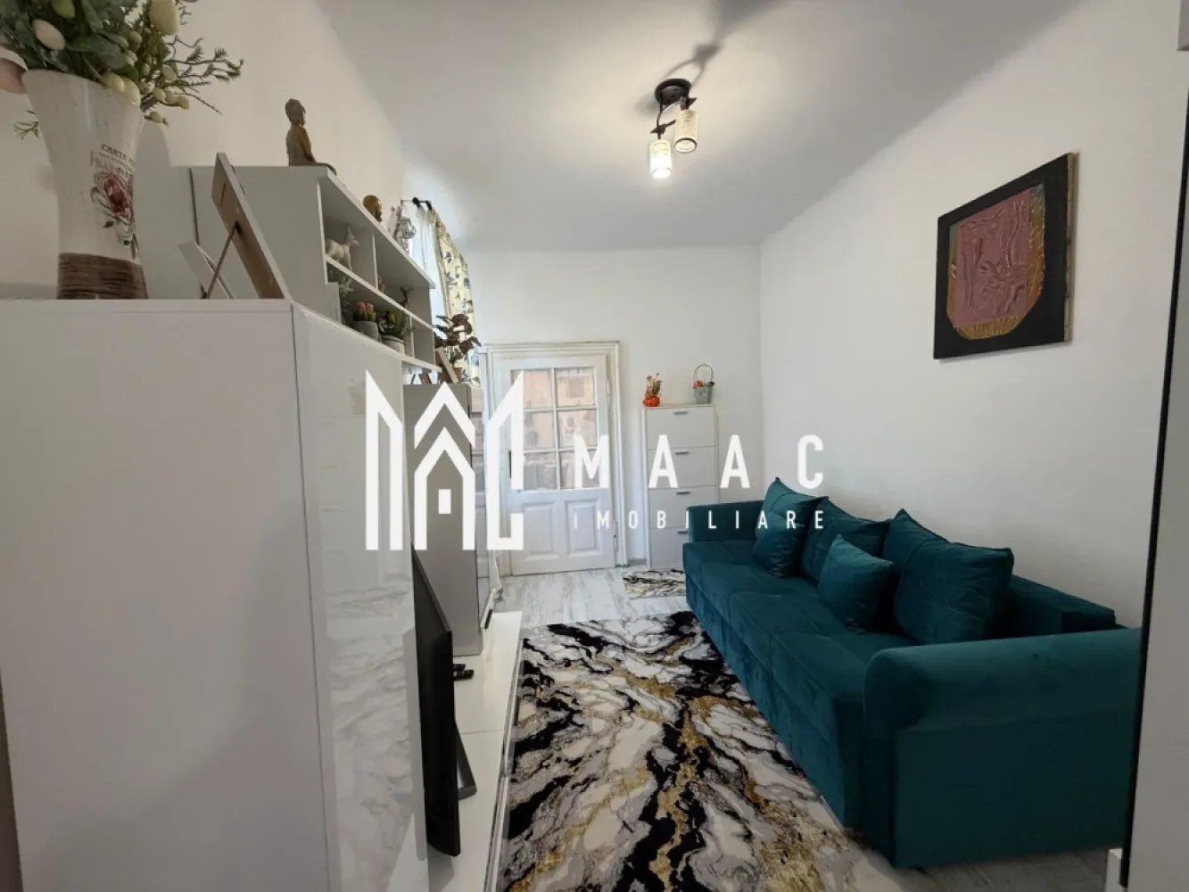 Apartament 2 camere 47 MP | Zona Ultracentral | Terasa 18 mp - MAAC Imobiliare vă invită să descoperiți un apartament cu adevărat special, situat în inima orașului – locul unde eleganța întâlnește confortul.

Acest apartament cu 2 camere impresionează prin atmosfera sa primitoare și printr-un atu rar întâlnit: o terasă generoasă de 18 mp, perfectă pentru dimineți liniștite cu cafeaua în mână sau seri relaxante în aer liber.

Locuința este completată de o pivniță practică pentru depozitare și de accesul la o curte comună impecabil întreținută – un spațiu verde care adaugă un plus de liniște și rafinament vieții de zi cu zi.

Poziționarea centrală transformă această proprietate într-o alegere ideală, oferind acces rapid la tot ce contează: restaurante, cafenele, magazine și principalele puncte de interes ale orașului.

Fie că îți dorești un cămin cochet sau o investiție valoroasă, acest apartament este genul de proprietate care se simte „acasă” din prima clipă. Sa specificati CP3148509
