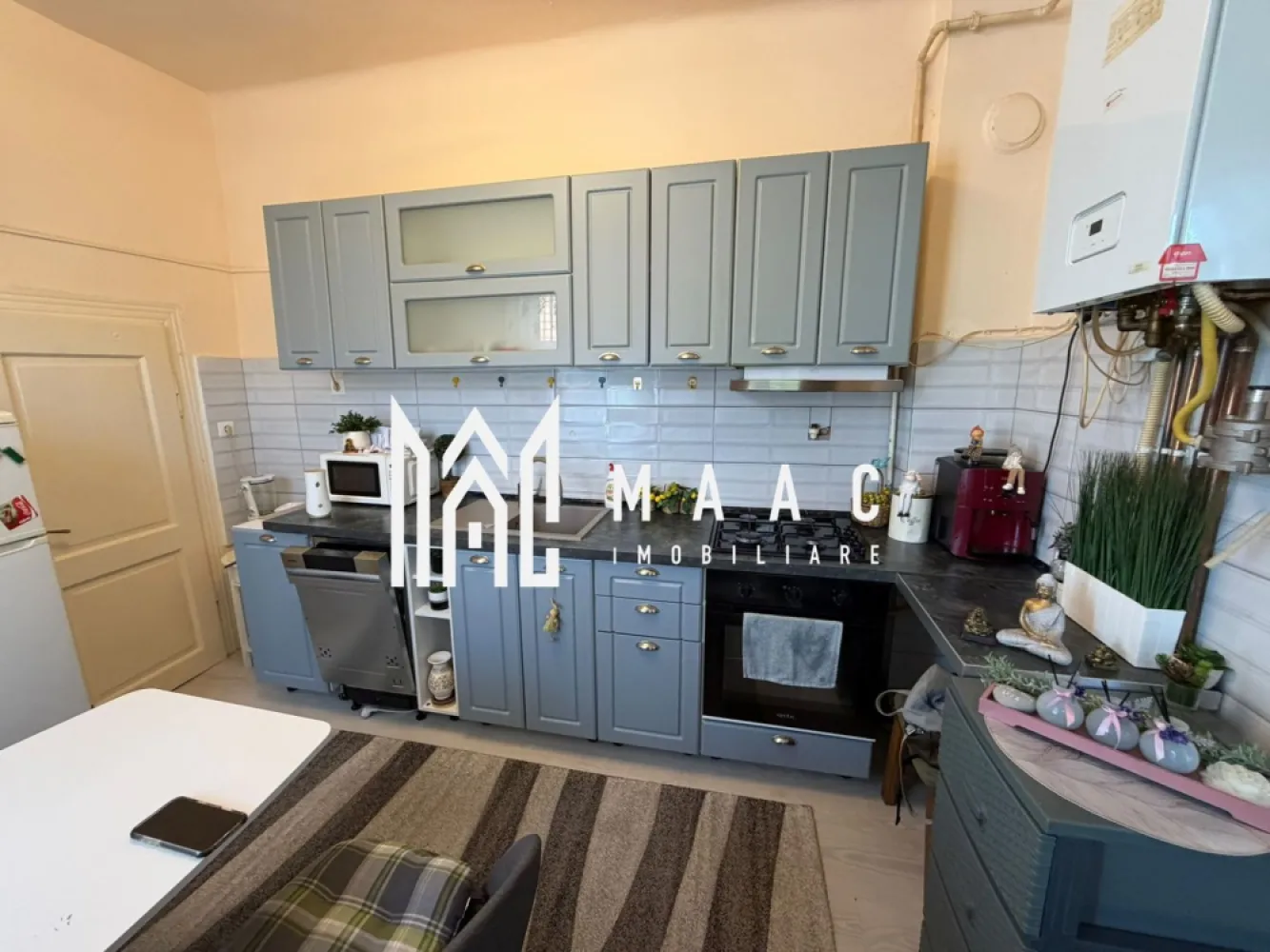 Apartament 2 camere 47 MP | Zona Ultracentral | Terasa 18 mp - MAAC Imobiliare vă invită să descoperiți un apartament cu adevărat special, situat în inima orașului – locul unde eleganța întâlnește confortul.

Acest apartament cu 2 camere impresionează prin atmosfera sa primitoare și printr-un atu rar întâlnit: o terasă generoasă de 18 mp, perfectă pentru dimineți liniștite cu cafeaua în mână sau seri relaxante în aer liber.

Locuința este completată de o pivniță practică pentru depozitare și de accesul la o curte comună impecabil întreținută – un spațiu verde care adaugă un plus de liniște și rafinament vieții de zi cu zi.

Poziționarea centrală transformă această proprietate într-o alegere ideală, oferind acces rapid la tot ce contează: restaurante, cafenele, magazine și principalele puncte de interes ale orașului.

Fie că îți dorești un cămin cochet sau o investiție valoroasă, acest apartament este genul de proprietate care se simte „acasă” din prima clipă. Sa specificati CP3148509