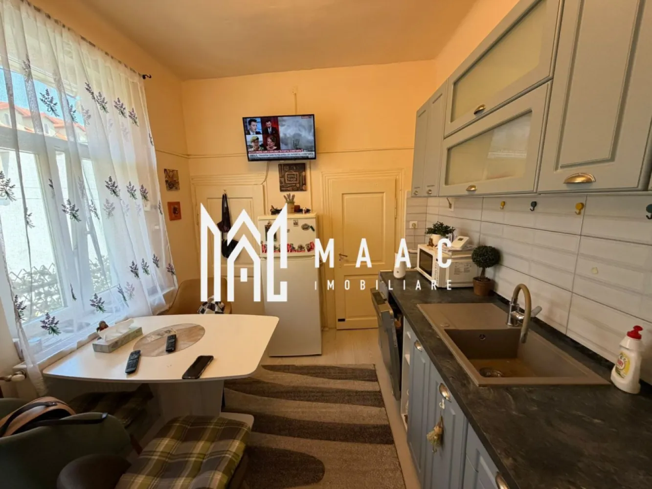 Apartament 2 camere 47 MP | Zona Ultracentral | Terasa 18 mp - MAAC Imobiliare vă invită să descoperiți un apartament cu adevărat special, situat în inima orașului – locul unde eleganța întâlnește confortul.

Acest apartament cu 2 camere impresionează prin atmosfera sa primitoare și printr-un atu rar întâlnit: o terasă generoasă de 18 mp, perfectă pentru dimineți liniștite cu cafeaua în mână sau seri relaxante în aer liber.

Locuința este completată de o pivniță practică pentru depozitare și de accesul la o curte comună impecabil întreținută – un spațiu verde care adaugă un plus de liniște și rafinament vieții de zi cu zi.

Poziționarea centrală transformă această proprietate într-o alegere ideală, oferind acces rapid la tot ce contează: restaurante, cafenele, magazine și principalele puncte de interes ale orașului.

Fie că îți dorești un cămin cochet sau o investiție valoroasă, acest apartament este genul de proprietate care se simte „acasă” din prima clipă. Sa specificati CP3148509