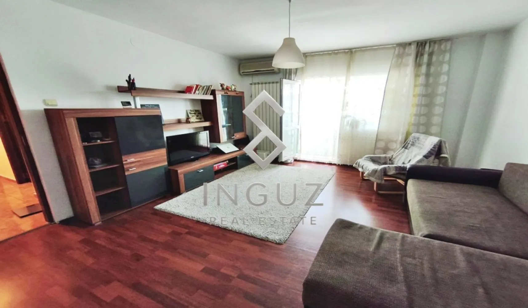 APARTAMENT 2 CAMERE DE ÎNCHIRIAT – NERVA TRAIAN | SECTOR 3 - APARTAMENT 2 CAMERE DE ÎNCHIRIAT – NERVA TRAIAN | SECTOR 3

⬇️ العربية بالأسفل ⬇️

Disponibil imediat!

Vă prezentăm un apartament spațios cu 2 camere, situat pe Strada Dumitru Papazoglu nr. 7, în zona Nerva Traian – una dintre cele mai apreciate locații rezidențiale din Sectorul 3, cu acces rapid către Piața Unirii și centrul Bucureștiului.

Detalii proprietate:
• 2 camere
• Suprafață utilă: 58 mp
• Compartimentare decomandată
• Etaj 4 din 8
• Centrală termică proprie
• Bucătărie separată, complet utilată
• Balcon
• Debara și spații de depozitare
• Lift
• Apartament luminos și bine compartimentat
• Disponibil pentru mutare imediată

Avantaje locație:
• La câteva minute de Piața Unirii
• Acces rapid la metrou și mijloace de transport în comun
• Aproape de supermarketuri, farmacii, restaurante și cafenele
• În apropierea școlilor, grădinițelor și zonelor de recreere
• Conexiuni rapide către principalele centre de business ale orașului

Ideal pentru:
• Cupluri
• Profesioniști
• Expați
• Familii aflate la început de drum

Chirie: 500 Euro/lună

Garanție: 500 Euro

Comision agenție: 50% din valoarea primei luni de chirie + TVA.

━━━━━━━━━━━━━━━━━━━━

شقة غرفتين للإيجار – Nerva Traian | القطاع 3

متوفرة للسكن فوراً.

شقة مميزة تقع في منطقة Nerva Traian الهادئة والمطلوبة، على شارع Dumitru Papazoglu، مع وصول سريع إلى ساحة Unirii ووسط مدينة بوخارست.

مواصفات الشقة:
• غرفتان
• مساحة 58 متر مربع
• تقسيم منفصل
• الطابق الرابع من 8
• تدفئة مركزية خاصة
• مطبخ منفصل ومجهز بالكامل
• شرفة
• مساحة تخزين إضافية
• مصعد
• جاهزة للسكن مباشرة

مميزات الموقع:
• بالقرب من Piața Unirii
• وصول سريع إلى المترو ووسائل النقل
• متاجر ومطاعم وصيدليات على مسافة قصيرة
• مناسبة للأزواج والموظفين والعائلات الصغيرة

الإيجار: 500 يورو شهرياً
التأمين: 500 يورو

عمولة المكتب: 50٪ من قيمة أول شهر إيجار + الضريبة

Inguz Real Estate
📱 +40 774 017 567
📱 +40 724 922 092
✉️ info.inguzrealestate.com