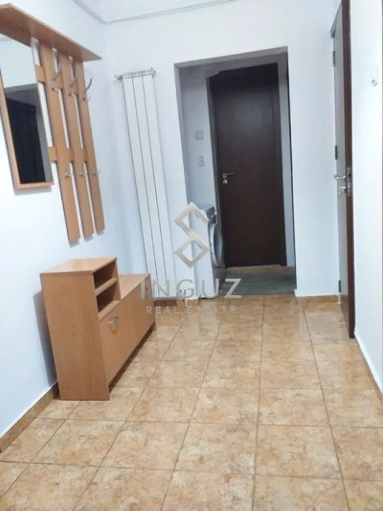 APARTAMENT 2 CAMERE DE ÎNCHIRIAT – NERVA TRAIAN | SECTOR 3 - APARTAMENT 2 CAMERE DE ÎNCHIRIAT – NERVA TRAIAN | SECTOR 3

⬇️ العربية بالأسفل ⬇️

Disponibil imediat!

Vă prezentăm un apartament spațios cu 2 camere, situat pe Strada Dumitru Papazoglu nr. 7, în zona Nerva Traian – una dintre cele mai apreciate locații rezidențiale din Sectorul 3, cu acces rapid către Piața Unirii și centrul Bucureștiului.

Detalii proprietate:
• 2 camere
• Suprafață utilă: 58 mp
• Compartimentare decomandată
• Etaj 4 din 8
• Centrală termică proprie
• Bucătărie separată, complet utilată
• Balcon
• Debara și spații de depozitare
• Lift
• Apartament luminos și bine compartimentat
• Disponibil pentru mutare imediată

Avantaje locație:
• La câteva minute de Piața Unirii
• Acces rapid la metrou și mijloace de transport în comun
• Aproape de supermarketuri, farmacii, restaurante și cafenele
• În apropierea școlilor, grădinițelor și zonelor de recreere
• Conexiuni rapide către principalele centre de business ale orașului

Ideal pentru:
• Cupluri
• Profesioniști
• Expați
• Familii aflate la început de drum

Chirie: 500 Euro/lună

Garanție: 500 Euro

Comision agenție: 50% din valoarea primei luni de chirie + TVA.

━━━━━━━━━━━━━━━━━━━━

شقة غرفتين للإيجار – Nerva Traian | القطاع 3

متوفرة للسكن فوراً.

شقة مميزة تقع في منطقة Nerva Traian الهادئة والمطلوبة، على شارع Dumitru Papazoglu، مع وصول سريع إلى ساحة Unirii ووسط مدينة بوخارست.

مواصفات الشقة:
• غرفتان
• مساحة 58 متر مربع
• تقسيم منفصل
• الطابق الرابع من 8
• تدفئة مركزية خاصة
• مطبخ منفصل ومجهز بالكامل
• شرفة
• مساحة تخزين إضافية
• مصعد
• جاهزة للسكن مباشرة

مميزات الموقع:
• بالقرب من Piața Unirii
• وصول سريع إلى المترو ووسائل النقل
• متاجر ومطاعم وصيدليات على مسافة قصيرة
• مناسبة للأزواج والموظفين والعائلات الصغيرة

الإيجار: 500 يورو شهرياً
التأمين: 500 يورو

عمولة المكتب: 50٪ من قيمة أول شهر إيجار + الضريبة

Inguz Real Estate
📱 +40 774 017 567
📱 +40 724 922 092
✉️ info.inguzrealestate.com