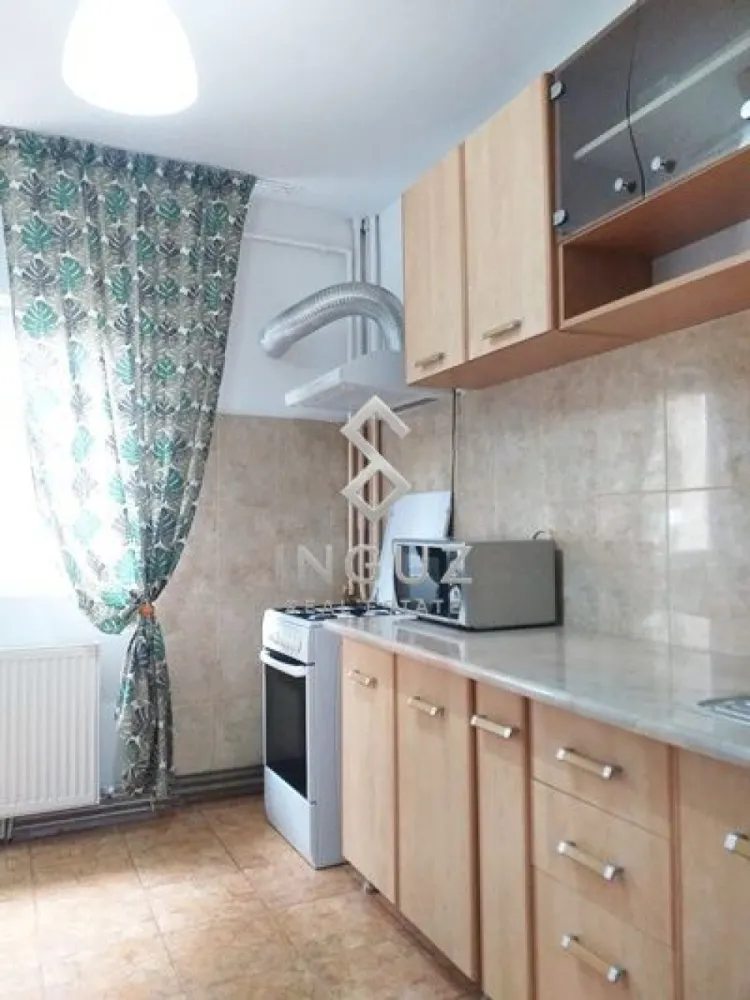 APARTAMENT 2 CAMERE DE ÎNCHIRIAT – NERVA TRAIAN | SECTOR 3 - APARTAMENT 2 CAMERE DE ÎNCHIRIAT – NERVA TRAIAN | SECTOR 3

⬇️ العربية بالأسفل ⬇️

Disponibil imediat!

Vă prezentăm un apartament spațios cu 2 camere, situat pe Strada Dumitru Papazoglu nr. 7, în zona Nerva Traian – una dintre cele mai apreciate locații rezidențiale din Sectorul 3, cu acces rapid către Piața Unirii și centrul Bucureștiului.

Detalii proprietate:
• 2 camere
• Suprafață utilă: 58 mp
• Compartimentare decomandată
• Etaj 4 din 8
• Centrală termică proprie
• Bucătărie separată, complet utilată
• Balcon
• Debara și spații de depozitare
• Lift
• Apartament luminos și bine compartimentat
• Disponibil pentru mutare imediată

Avantaje locație:
• La câteva minute de Piața Unirii
• Acces rapid la metrou și mijloace de transport în comun
• Aproape de supermarketuri, farmacii, restaurante și cafenele
• În apropierea școlilor, grădinițelor și zonelor de recreere
• Conexiuni rapide către principalele centre de business ale orașului

Ideal pentru:
• Cupluri
• Profesioniști
• Expați
• Familii aflate la început de drum

Chirie: 500 Euro/lună

Garanție: 500 Euro

Comision agenție: 50% din valoarea primei luni de chirie + TVA.

━━━━━━━━━━━━━━━━━━━━

شقة غرفتين للإيجار – Nerva Traian | القطاع 3

متوفرة للسكن فوراً.

شقة مميزة تقع في منطقة Nerva Traian الهادئة والمطلوبة، على شارع Dumitru Papazoglu، مع وصول سريع إلى ساحة Unirii ووسط مدينة بوخارست.

مواصفات الشقة:
• غرفتان
• مساحة 58 متر مربع
• تقسيم منفصل
• الطابق الرابع من 8
• تدفئة مركزية خاصة
• مطبخ منفصل ومجهز بالكامل
• شرفة
• مساحة تخزين إضافية
• مصعد
• جاهزة للسكن مباشرة

مميزات الموقع:
• بالقرب من Piața Unirii
• وصول سريع إلى المترو ووسائل النقل
• متاجر ومطاعم وصيدليات على مسافة قصيرة
• مناسبة للأزواج والموظفين والعائلات الصغيرة

الإيجار: 500 يورو شهرياً
التأمين: 500 يورو

عمولة المكتب: 50٪ من قيمة أول شهر إيجار + الضريبة

Inguz Real Estate
📱 +40 774 017 567
📱 +40 724 922 092
✉️ info.inguzrealestate.com