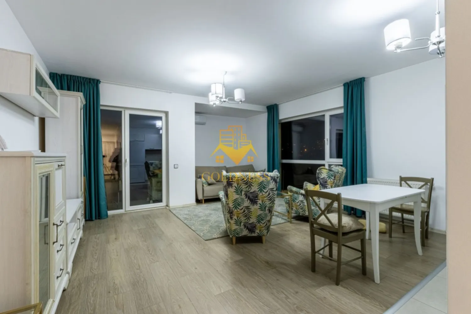 2 camere, Parcare, Iris, Junior Residence, Auchan, Clujana, Fabricii - GOLDNESS Imobiliare vă propune spre închiriere un apartament cu 2 camere open-space complet mobilat și utilat, la etajul 1 într-un imobil de 6 etaje, în Cartierul Iris, Zona Sobarilor. - Junior Residence.
Dispune de loc de parcare subterana cu 50e/ luna!
Se află în apropierea stațiilor de transport în comun, magazine, restaurante, spații verzi, farmacii, etc. 

Apartamentul este compartimentat astfel:
 - dormitor cu pat matrimonial, dressing, noptiere
 - living cu bucatarie open space complet utilată și mobilată, canapea extensibilă, loc de servit masa 
 - baie cu dus walk-in, calorifer port prosop și dulap pentru depozitare.
 - balcon deschis de 4mp.

Imobilul este dotat cu toate cele necesare- centrală proprie, frigider, aragaz, hotă, mașină de spălat haine, aer conditionat, etc. 

Dacă sunteți interesați de acest apartament și doriți să îl vizionați, dar și pentru alte oferte nu ezitați să ne contactați telefonic sau prin e-mail. Vă stăm la dispoziție!
Pentru intermediere se percepe un comision de 50% din prețul chiriei!