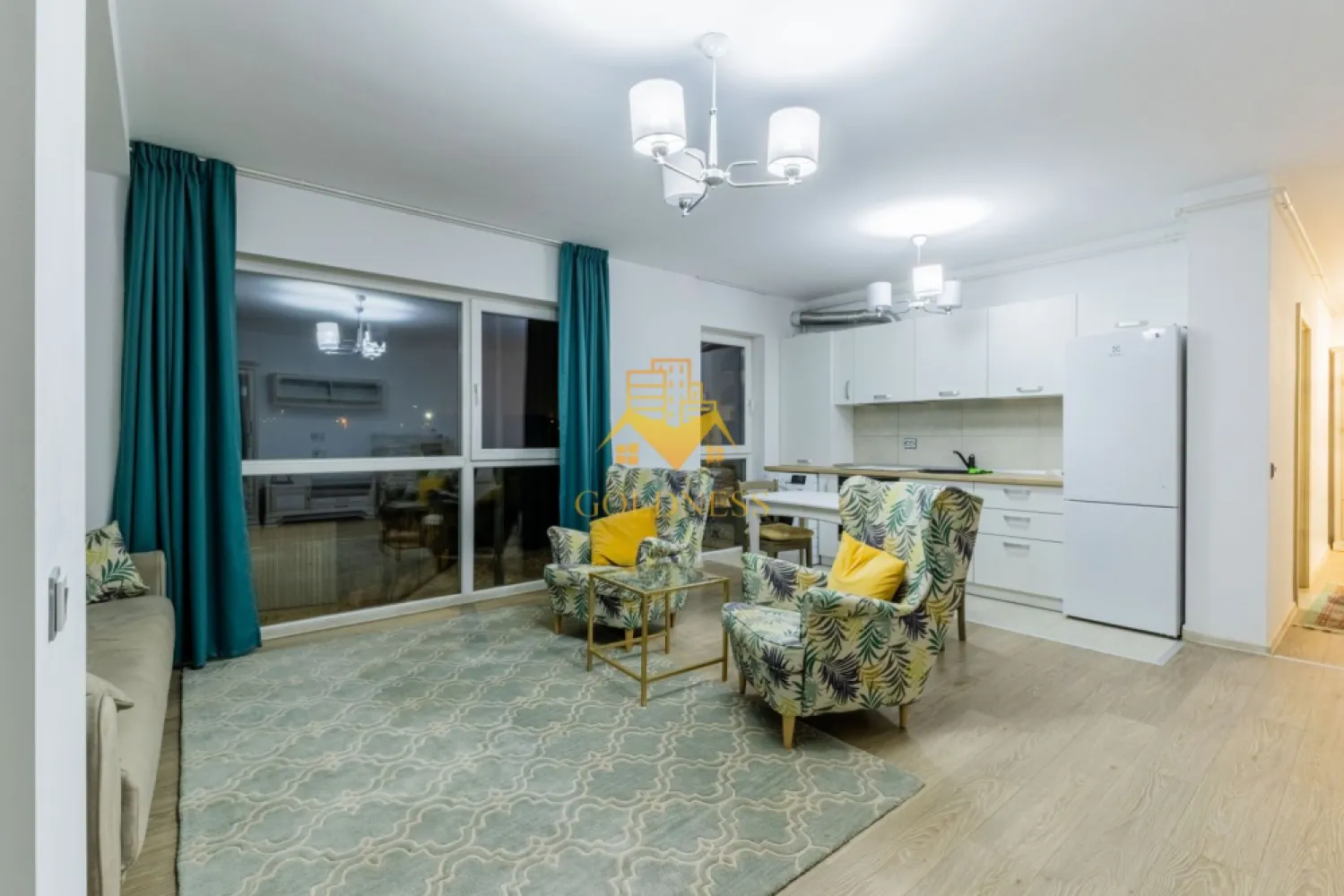 2 camere, Parcare, Iris, Junior Residence, Auchan, Clujana, Fabricii - GOLDNESS Imobiliare vă propune spre închiriere un apartament cu 2 camere open-space complet mobilat și utilat, la etajul 1 într-un imobil de 6 etaje, în Cartierul Iris, Zona Sobarilor. - Junior Residence.
Dispune de loc de parcare subterana cu 50e/ luna!
Se află în apropierea stațiilor de transport în comun, magazine, restaurante, spații verzi, farmacii, etc. 

Apartamentul este compartimentat astfel:
 - dormitor cu pat matrimonial, dressing, noptiere
 - living cu bucatarie open space complet utilată și mobilată, canapea extensibilă, loc de servit masa 
 - baie cu dus walk-in, calorifer port prosop și dulap pentru depozitare.
 - balcon deschis de 4mp.

Imobilul este dotat cu toate cele necesare- centrală proprie, frigider, aragaz, hotă, mașină de spălat haine, aer conditionat, etc. 

Dacă sunteți interesați de acest apartament și doriți să îl vizionați, dar și pentru alte oferte nu ezitați să ne contactați telefonic sau prin e-mail. Vă stăm la dispoziție!
Pentru intermediere se percepe un comision de 50% din prețul chiriei!