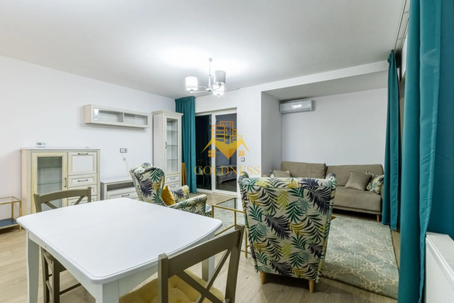 2 camere, Parcare, Iris, Junior Residence, Auchan, Clujana, Fabricii - GOLDNESS Imobiliare vă propune spre închiriere un apartament cu 2 camere open-space complet mobilat și utilat, la etajul 1 într-un imobil de 6 etaje, în Cartierul Iris, Zona Sobarilor. - Junior Residence.
Dispune de loc de parcare subterana cu 50e/ luna!
Se află în apropierea stațiilor de transport în comun, magazine, restaurante, spații verzi, farmacii, etc. 

Apartamentul este compartimentat astfel:
 - dormitor cu pat matrimonial, dressing, noptiere
 - living cu bucatarie open space complet utilată și mobilată, canapea extensibilă, loc de servit masa 
 - baie cu dus walk-in, calorifer port prosop și dulap pentru depozitare.
 - balcon deschis de 4mp.

Imobilul este dotat cu toate cele necesare- centrală proprie, frigider, aragaz, hotă, mașină de spălat haine, aer conditionat, etc. 

Dacă sunteți interesați de acest apartament și doriți să îl vizionați, dar și pentru alte oferte nu ezitați să ne contactați telefonic sau prin e-mail. Vă stăm la dispoziție!
Pentru intermediere se percepe un comision de 50% din prețul chiriei!