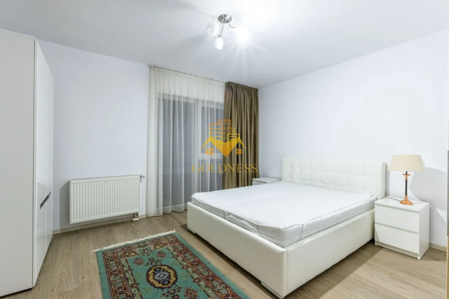 2 camere, Parcare, Iris, Junior Residence, Auchan, Clujana, Fabricii - GOLDNESS Imobiliare vă propune spre închiriere un apartament cu 2 camere open-space complet mobilat și utilat, la etajul 1 într-un imobil de 6 etaje, în Cartierul Iris, Zona Sobarilor. - Junior Residence.
Dispune de loc de parcare subterana cu 50e/ luna!
Se află în apropierea stațiilor de transport în comun, magazine, restaurante, spații verzi, farmacii, etc. 

Apartamentul este compartimentat astfel:
 - dormitor cu pat matrimonial, dressing, noptiere
 - living cu bucatarie open space complet utilată și mobilată, canapea extensibilă, loc de servit masa 
 - baie cu dus walk-in, calorifer port prosop și dulap pentru depozitare.
 - balcon deschis de 4mp.

Imobilul este dotat cu toate cele necesare- centrală proprie, frigider, aragaz, hotă, mașină de spălat haine, aer conditionat, etc. 

Dacă sunteți interesați de acest apartament și doriți să îl vizionați, dar și pentru alte oferte nu ezitați să ne contactați telefonic sau prin e-mail. Vă stăm la dispoziție!
Pentru intermediere se percepe un comision de 50% din prețul chiriei!
