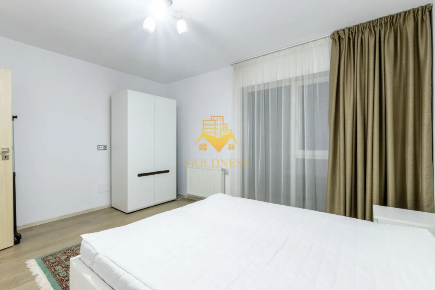 2 camere, Parcare, Iris, Junior Residence, Auchan, Clujana, Fabricii - GOLDNESS Imobiliare vă propune spre închiriere un apartament cu 2 camere open-space complet mobilat și utilat, la etajul 1 într-un imobil de 6 etaje, în Cartierul Iris, Zona Sobarilor. - Junior Residence.
Dispune de loc de parcare subterana cu 50e/ luna!
Se află în apropierea stațiilor de transport în comun, magazine, restaurante, spații verzi, farmacii, etc. 

Apartamentul este compartimentat astfel:
 - dormitor cu pat matrimonial, dressing, noptiere
 - living cu bucatarie open space complet utilată și mobilată, canapea extensibilă, loc de servit masa 
 - baie cu dus walk-in, calorifer port prosop și dulap pentru depozitare.
 - balcon deschis de 4mp.

Imobilul este dotat cu toate cele necesare- centrală proprie, frigider, aragaz, hotă, mașină de spălat haine, aer conditionat, etc. 

Dacă sunteți interesați de acest apartament și doriți să îl vizionați, dar și pentru alte oferte nu ezitați să ne contactați telefonic sau prin e-mail. Vă stăm la dispoziție!
Pentru intermediere se percepe un comision de 50% din prețul chiriei!