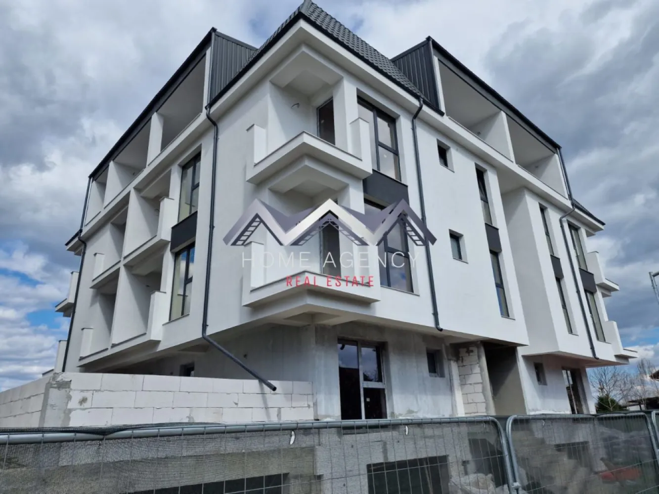 Apartamente 3 camere Otopeni | bloc nou | include parcare - Vă propunem, spre vânzare, mai multe apartamente cu 3 camere, cu suprafețe cuprinse între 52.66 mp și 64.70 mp utili, parte dintr-un ansamblu rezidențial nou, central, din Otopeni.

Ansamblul rezidențial va fi compus din 4 blocuri de locuințe moderne, cu regim mic de înălțime D+P+2+M, construite cu materiale de cea mai bună calitate. Accesul în complex va fi supravegheat video, cu barieră securizată, și va include un loc de joacă pentru copii și spații verzi.

Structura blocurilor este din beton armat, pereții interiori, exteriori și de compartimentare vor fi construiți din cărămidă, iar fațadele vor fi izolate cu polistiren expandat.

Fiecare apartament va fi dotat cu centrală termică proprie, încălzire prin pardoseală, ușă metalică, tâmplărie PVC, geamuri termopan gri antracit, vor fi contorizate individual și racordate la toate utilitățile (apă, curent, gaz, canalizare, cablu TV, internet).

Viitorul proprietar își poate alege finisajele dintr-o gamă variată de modele și de culori. Finisajele interioare sunt incluse în costul apartamentului și constau în: faianță, gresie, parchet si baie complet utilată modern.
Include 1 loc de parcare.

Acces facil către magazine, restaurante, bănci, Primărie (maxim 7 minute de mers pe jos), piață, farmacii, DN1, Aeroport etc.

Programează-te acum pentru o vizionare!

Oferim, gratuit, consultanță financiară și consiliere juridică pe parcursul procedurilor obținerii unui credit, alături de partenerul nostru, SVN România.

Dacă aveți o proprietate de vânzare/închiriere sau sunteți interesați de o proprietate aflată în portofoliul agenției noastre, vă rugăm să ne contactați la numărul de telefon din anunț sau pe adresa de email contact@homeagency.ro.
