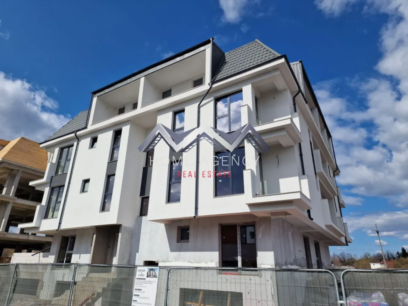 Apartamente 3 camere Otopeni | bloc nou | include parcare - Vă propunem, spre vânzare, mai multe apartamente cu 3 camere, cu suprafețe cuprinse între 52.66 mp și 64.70 mp utili, parte dintr-un ansamblu rezidențial nou, central, din Otopeni.

Ansamblul rezidențial va fi compus din 4 blocuri de locuințe moderne, cu regim mic de înălțime D+P+2+M, construite cu materiale de cea mai bună calitate. Accesul în complex va fi supravegheat video, cu barieră securizată, și va include un loc de joacă pentru copii și spații verzi.

Structura blocurilor este din beton armat, pereții interiori, exteriori și de compartimentare vor fi construiți din cărămidă, iar fațadele vor fi izolate cu polistiren expandat.

Fiecare apartament va fi dotat cu centrală termică proprie, încălzire prin pardoseală, ușă metalică, tâmplărie PVC, geamuri termopan gri antracit, vor fi contorizate individual și racordate la toate utilitățile (apă, curent, gaz, canalizare, cablu TV, internet).

Viitorul proprietar își poate alege finisajele dintr-o gamă variată de modele și de culori. Finisajele interioare sunt incluse în costul apartamentului și constau în: faianță, gresie, parchet si baie complet utilată modern.
Include 1 loc de parcare.

Acces facil către magazine, restaurante, bănci, Primărie (maxim 7 minute de mers pe jos), piață, farmacii, DN1, Aeroport etc.

Programează-te acum pentru o vizionare!

Oferim, gratuit, consultanță financiară și consiliere juridică pe parcursul procedurilor obținerii unui credit, alături de partenerul nostru, SVN România.

Dacă aveți o proprietate de vânzare/închiriere sau sunteți interesați de o proprietate aflată în portofoliul agenției noastre, vă rugăm să ne contactați la numărul de telefon din anunț sau pe adresa de email contact@homeagency.ro.