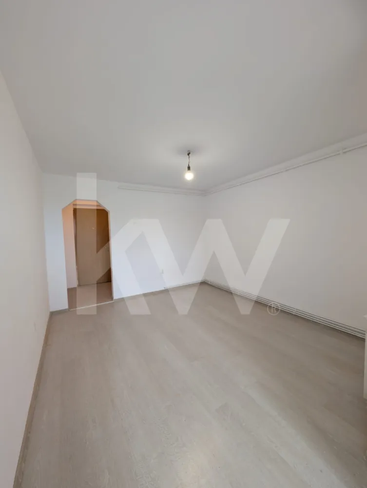 Apartament luminos cu 1 cameră, zonă liniștită – Str. Florilor, Cisnădie - OPORTUNITATE – Apartament 1 cameră, str. Florilor, Cisnădie
Ideal pentru investiție (chirie) sau locuință proprie! Vă propunem spre vânzare un apartament cu 1 cameră, situat într-o zonă liniștită și aerisită din Cisnădie, pe strada Florilor.

 Detalii tehnice și compartimentare:

Configurație: 1 cameră spațioasă, bucătărie, hol și baie.

Etaj: Etajul 4 (oferă intimitate, liniște și priveliște deschisă).

An construcție: ~2007 (bloc stabil din generația nouă).

Situație juridică: Acte la zi, intabulat (CF curat), liber de sarcini.

Utilități: Instalație electrică modernizată, contor electronic nou (putere 5 kW).

 Puncte de interes în zonă (la câteva minute distanță):

Cumpărături: Lidl, Penny Market și Piața Agroalimentară.

Relaxare & Sport: Complexul ARIA / Centrul SPA (bazin acoperit, fitness) și Parcul Măgura.

Educație: Școala Nr. 1, Nr. 3 și Liceul „Gustav Gündisch”.

Conexiune Sibiu: Doar 10-15 minute cu mașina sau prin transportul metropolitan de autobuze.

 Avantaje de top: Costuri minime de întreținere iarna și potențial excelent de închiriere rapidă.