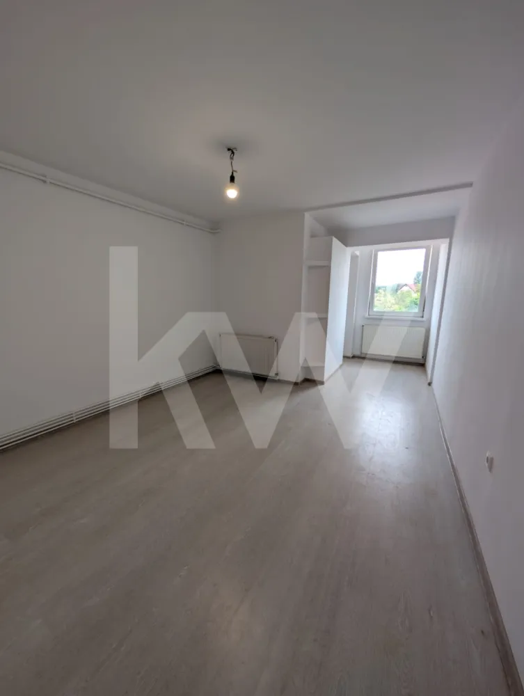 Apartament luminos cu 1 cameră, zonă liniștită – Str. Florilor, Cisnădie - OPORTUNITATE – Apartament 1 cameră, str. Florilor, Cisnădie
Ideal pentru investiție (chirie) sau locuință proprie! Vă propunem spre vânzare un apartament cu 1 cameră, situat într-o zonă liniștită și aerisită din Cisnădie, pe strada Florilor.

 Detalii tehnice și compartimentare:

Configurație: 1 cameră spațioasă, bucătărie, hol și baie.

Etaj: Etajul 4 (oferă intimitate, liniște și priveliște deschisă).

An construcție: ~2007 (bloc stabil din generația nouă).

Situație juridică: Acte la zi, intabulat (CF curat), liber de sarcini.

Utilități: Instalație electrică modernizată, contor electronic nou (putere 5 kW).

 Puncte de interes în zonă (la câteva minute distanță):

Cumpărături: Lidl, Penny Market și Piața Agroalimentară.

Relaxare & Sport: Complexul ARIA / Centrul SPA (bazin acoperit, fitness) și Parcul Măgura.

Educație: Școala Nr. 1, Nr. 3 și Liceul „Gustav Gündisch”.

Conexiune Sibiu: Doar 10-15 minute cu mașina sau prin transportul metropolitan de autobuze.

 Avantaje de top: Costuri minime de întreținere iarna și potențial excelent de închiriere rapidă.