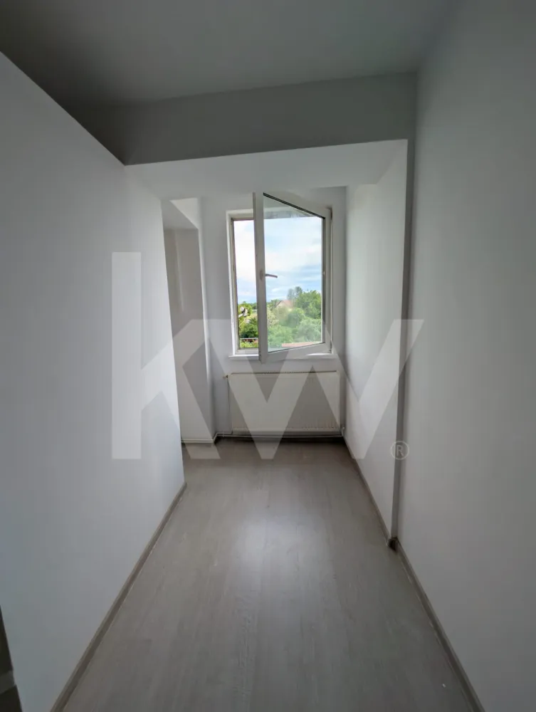 Apartament luminos cu 1 cameră, zonă liniștită – Str. Florilor, Cisnădie - OPORTUNITATE – Apartament 1 cameră, str. Florilor, Cisnădie
Ideal pentru investiție (chirie) sau locuință proprie! Vă propunem spre vânzare un apartament cu 1 cameră, situat într-o zonă liniștită și aerisită din Cisnădie, pe strada Florilor.

 Detalii tehnice și compartimentare:

Configurație: 1 cameră spațioasă, bucătărie, hol și baie.

Etaj: Etajul 4 (oferă intimitate, liniște și priveliște deschisă).

An construcție: ~2007 (bloc stabil din generația nouă).

Situație juridică: Acte la zi, intabulat (CF curat), liber de sarcini.

Utilități: Instalație electrică modernizată, contor electronic nou (putere 5 kW).

 Puncte de interes în zonă (la câteva minute distanță):

Cumpărături: Lidl, Penny Market și Piața Agroalimentară.

Relaxare & Sport: Complexul ARIA / Centrul SPA (bazin acoperit, fitness) și Parcul Măgura.

Educație: Școala Nr. 1, Nr. 3 și Liceul „Gustav Gündisch”.

Conexiune Sibiu: Doar 10-15 minute cu mașina sau prin transportul metropolitan de autobuze.

 Avantaje de top: Costuri minime de întreținere iarna și potențial excelent de închiriere rapidă.