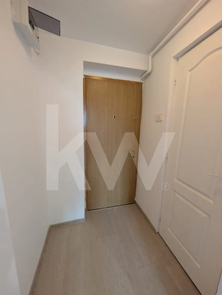 Apartament luminos cu 1 cameră, zonă liniștită – Str. Florilor, Cisnădie - OPORTUNITATE – Apartament 1 cameră, str. Florilor, Cisnădie
Ideal pentru investiție (chirie) sau locuință proprie! Vă propunem spre vânzare un apartament cu 1 cameră, situat într-o zonă liniștită și aerisită din Cisnădie, pe strada Florilor.

 Detalii tehnice și compartimentare:

Configurație: 1 cameră spațioasă, bucătărie, hol și baie.

Etaj: Etajul 4 (oferă intimitate, liniște și priveliște deschisă).

An construcție: ~2007 (bloc stabil din generația nouă).

Situație juridică: Acte la zi, intabulat (CF curat), liber de sarcini.

Utilități: Instalație electrică modernizată, contor electronic nou (putere 5 kW).

 Puncte de interes în zonă (la câteva minute distanță):

Cumpărături: Lidl, Penny Market și Piața Agroalimentară.

Relaxare & Sport: Complexul ARIA / Centrul SPA (bazin acoperit, fitness) și Parcul Măgura.

Educație: Școala Nr. 1, Nr. 3 și Liceul „Gustav Gündisch”.

Conexiune Sibiu: Doar 10-15 minute cu mașina sau prin transportul metropolitan de autobuze.

 Avantaje de top: Costuri minime de întreținere iarna și potențial excelent de închiriere rapidă.