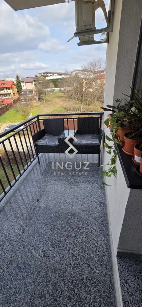 PRIMA ÎNCHIRIERE – APARTAMENT PREMIUM 2 CAMERE CU PARCARE SUBTERANĂ | - PRIMA ÎNCHIRIERE – APARTAMENT PREMIUM 2 CAMERE CU PARCARE SUBTERANĂ | TITAN – NICOLAE GRIGORESCU

⬇️ العربية بالأسفل ⬇️

Disponibil imediat!

Vă prezentăm un apartament modern cu 2 camere, finalizat și recepționat în 2025, situat într-o zonă rezidențială liniștită din Sectorul 3, în apropierea stațiilor de metrou Nicolae Grigorescu și 1 Decembrie 1918.

Locuința este amenajată cu atenție la fiecare detaliu, beneficiază de mobilier realizat la comandă și este la prima închiriere.

Detalii proprietate:
• 2 camere
• Suprafață totală: 51,3 mp
• Balcon: 4,7 mp
• Etaj 1 din 3
• Centrală termică proprie
• Aer condiționat
• Loc de parcare subteran inclus
• Video interfon
• Multiple spații de depozitare
• Mobilier realizat la comandă

Living:
• Colțar extensibil
• Zonă de dining cu masă și 4 scaune
• Smart TV 124 cm
• Aer condiționat

Bucătărie:
• Complet mobilată și utilată
• Cuptor electric încorporat Gorenje
• Plită pe gaz Gorenje
• Chiuvetă Franke din granit
• Mașină de spălat vase Electrolux
• Combină frigorifică

Dormitor:
• Pat matrimonial 180x200 cm
• Saltea premium
• Somieră rabatabilă cu spațiu de depozitare
• Birou și comodă

Baie:
• Cadă
• Obiecte sanitare suspendate
• Baterii Grohe
• Oglindă LED
• Geam pentru ventilație naturală

Avantaje locație:
• Zonă rezidențială liniștită
• Trafic redus
• Regim mic de înălțime al clădirilor din zonă
• Acces rapid către metrou
• Aproape de magazine, supermarketuri, școli și servicii
• Priveliște deschisă, neobturată de construcții înalte

Chirie: 600 Euro/lună

Comision agenție: 50% din valoarea primei luni de chirie + TVA.

━━━━━━━━━━━━━━━━━━━━

لأول إيجار – شقة فاخرة غرفتين مع موقف سيارة تحت الأرض | Titan – Nicolae Grigorescu

متوفرة للسكن فوراً.

شقة حديثة تم استلامها في عام 2025 وتقع في منطقة سكنية هادئة ضمن القطاع الثالث في بوخارست، بالقرب من محطتي مترو Nicolae Grigorescu و 1 Decembrie 1918.

مواصفات الشقة:
• غرفتان
• مساحة إجمالية 51.3 متر مربع
• شرفة بمساحة 4.7 متر مربع
• الطابق الأول من 3
• تدفئة مركزية خاصة
• تكييف هواء
• موقف سيارة تحت الأرض
• مفروشة بالكامل
• أثاث مصنوع حسب الطلب
• مساحات تخزين متعددة

المميزات:
• أول إيجار
• منطقة هادئة وآمنة
• إطلالة مفتوحة
• وصول سهل إلى المترو والخدمات
• مناسبة للأفراد أو الأزواج الباحثين عن الراحة والجودة

الإيجار: 600 يورو شهرياً

عمولة المكتب: 50٪ من قيمة أول شهر إيجار + الضريبة

Inguz Real Estate
📱 +40 774 017 567
📱 +40 724 922 092
✉️ info.inguzrealestate.com