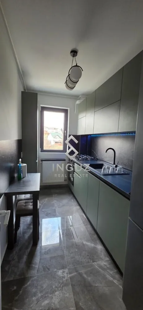 PRIMA ÎNCHIRIERE – APARTAMENT PREMIUM 2 CAMERE CU PARCARE SUBTERANĂ | - PRIMA ÎNCHIRIERE – APARTAMENT PREMIUM 2 CAMERE CU PARCARE SUBTERANĂ | TITAN – NICOLAE GRIGORESCU

⬇️ العربية بالأسفل ⬇️

Disponibil imediat!

Vă prezentăm un apartament modern cu 2 camere, finalizat și recepționat în 2025, situat într-o zonă rezidențială liniștită din Sectorul 3, în apropierea stațiilor de metrou Nicolae Grigorescu și 1 Decembrie 1918.

Locuința este amenajată cu atenție la fiecare detaliu, beneficiază de mobilier realizat la comandă și este la prima închiriere.

Detalii proprietate:
• 2 camere
• Suprafață totală: 51,3 mp
• Balcon: 4,7 mp
• Etaj 1 din 3
• Centrală termică proprie
• Aer condiționat
• Loc de parcare subteran inclus
• Video interfon
• Multiple spații de depozitare
• Mobilier realizat la comandă

Living:
• Colțar extensibil
• Zonă de dining cu masă și 4 scaune
• Smart TV 124 cm
• Aer condiționat

Bucătărie:
• Complet mobilată și utilată
• Cuptor electric încorporat Gorenje
• Plită pe gaz Gorenje
• Chiuvetă Franke din granit
• Mașină de spălat vase Electrolux
• Combină frigorifică

Dormitor:
• Pat matrimonial 180x200 cm
• Saltea premium
• Somieră rabatabilă cu spațiu de depozitare
• Birou și comodă

Baie:
• Cadă
• Obiecte sanitare suspendate
• Baterii Grohe
• Oglindă LED
• Geam pentru ventilație naturală

Avantaje locație:
• Zonă rezidențială liniștită
• Trafic redus
• Regim mic de înălțime al clădirilor din zonă
• Acces rapid către metrou
• Aproape de magazine, supermarketuri, școli și servicii
• Priveliște deschisă, neobturată de construcții înalte

Chirie: 600 Euro/lună

Comision agenție: 50% din valoarea primei luni de chirie + TVA.

━━━━━━━━━━━━━━━━━━━━

لأول إيجار – شقة فاخرة غرفتين مع موقف سيارة تحت الأرض | Titan – Nicolae Grigorescu

متوفرة للسكن فوراً.

شقة حديثة تم استلامها في عام 2025 وتقع في منطقة سكنية هادئة ضمن القطاع الثالث في بوخارست، بالقرب من محطتي مترو Nicolae Grigorescu و 1 Decembrie 1918.

مواصفات الشقة:
• غرفتان
• مساحة إجمالية 51.3 متر مربع
• شرفة بمساحة 4.7 متر مربع
• الطابق الأول من 3
• تدفئة مركزية خاصة
• تكييف هواء
• موقف سيارة تحت الأرض
• مفروشة بالكامل
• أثاث مصنوع حسب الطلب
• مساحات تخزين متعددة

المميزات:
• أول إيجار
• منطقة هادئة وآمنة
• إطلالة مفتوحة
• وصول سهل إلى المترو والخدمات
• مناسبة للأفراد أو الأزواج الباحثين عن الراحة والجودة

الإيجار: 600 يورو شهرياً

عمولة المكتب: 50٪ من قيمة أول شهر إيجار + الضريبة

Inguz Real Estate
📱 +40 774 017 567
📱 +40 724 922 092
✉️ info.inguzrealestate.com