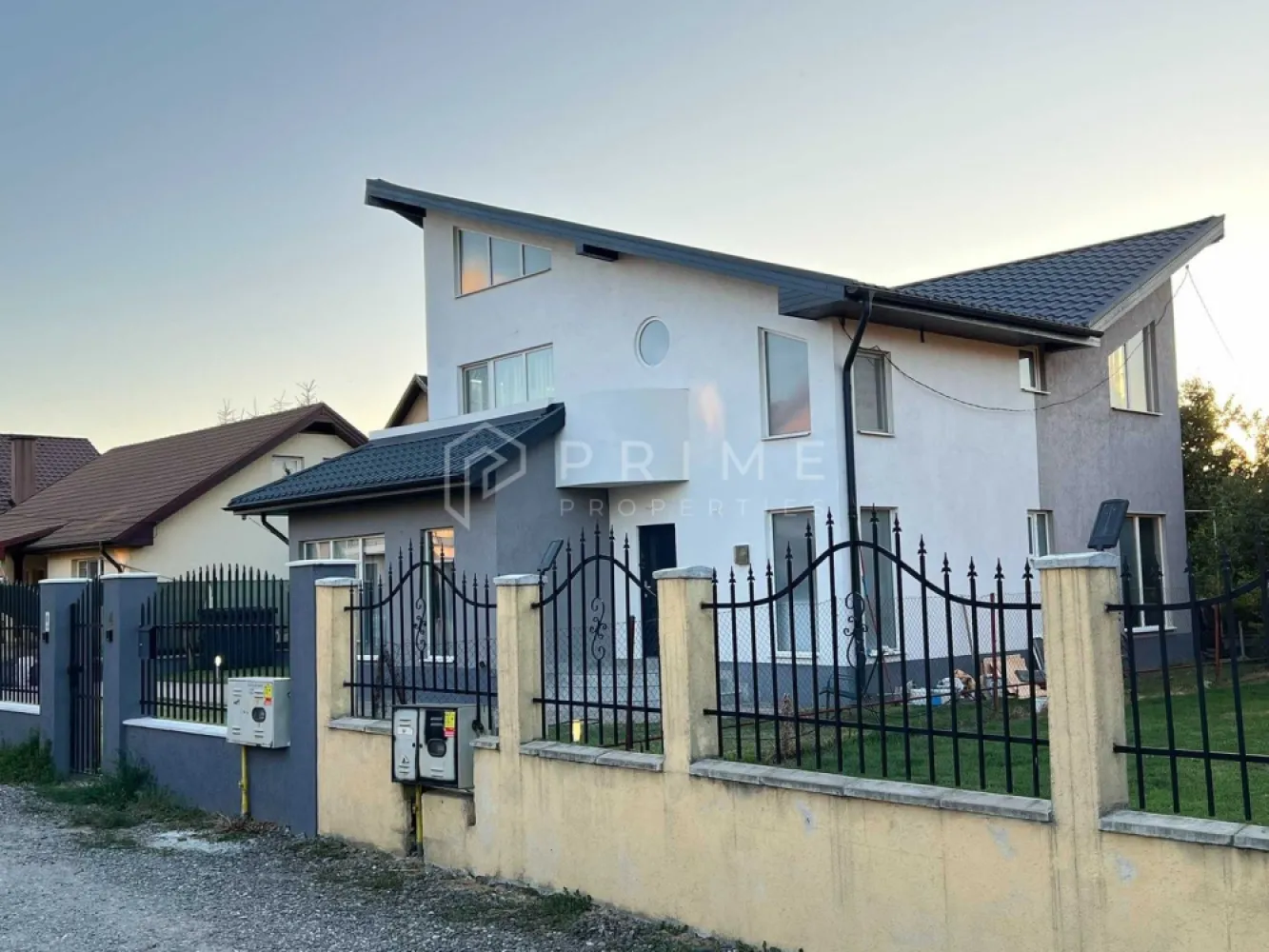 DE VÂNZARE: Casă Modernă „La Cheie” (175 mp) | 7 Noiembrie - Cauți o locuință unifamilială unde rafinamentul întâlnește eficiența energetică? Vă propunem spre vânzare o casă complet amenajată, situată pe o stradă privată liniștită, la granița dintre Târgu Mureș și Sângeorgiu de Mureș. Proprietatea este complet renovată și gata de mutare, fără nicio investiție suplimentară.

Detalii cheie:
Suprafață: 175 mp utili (213 mp construiți).
Teren: 450 mp + cotă parte drum privat.
Independență Energetică: Echipată cu panouri fotovoltaice și baterie de 15 kW.

Compartimentare:
Parter: Living & dining generos (42 mp), bucătărie separată, birou (poate fi dormitor), cămară, baie și terasă (16 mp).
Etaj: 3 dormitoare, 2 dressing-uri, baie și balcon.
Exterior amenajat premium:
Pavaj Semmelrock (Appia Antica), curte cu gazon și copaci ornamentali.
Iluminat exterior smart, poartă auto automatizată (Nice) cu acces pentru 2 mașini și control de la distanță.
Căsuță de lemn pentru depozitare.

Locație de top:
Amplasare strategică, cu acces rapid către punctele de interes: Spitalul Județean (2 km), Centru (3.5 km), Lidl (800 m) și proximitate față de Complexul Weekend.

Promisiunea Prime Properties: Vă oferim siguranță, transparență și servicii impecabile pe tot parcursul drumului către casa ideală. Dacă această proprietate nu corespunde nevoilor dumneavoastră, lăsați-ne să găsim alternativa potrivită stilului dumneavoastră de viață.

📞 Pentru detalii suplimentare și vizionări, vă rugăm să ne contactați telefonic. (Vă rugăm să sunați doar pentru interes concret).
