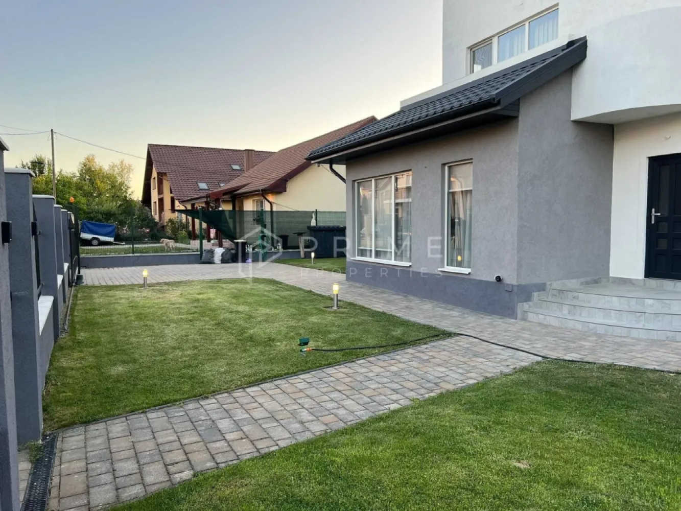 DE VÂNZARE: Casă Modernă „La Cheie” (175 mp) | 7 Noiembrie - Cauți o locuință unifamilială unde rafinamentul întâlnește eficiența energetică? Vă propunem spre vânzare o casă complet amenajată, situată pe o stradă privată liniștită, la granița dintre Târgu Mureș și Sângeorgiu de Mureș. Proprietatea este complet renovată și gata de mutare, fără nicio investiție suplimentară.

Detalii cheie:
Suprafață: 175 mp utili (213 mp construiți).
Teren: 450 mp + cotă parte drum privat.
Independență Energetică: Echipată cu panouri fotovoltaice și baterie de 15 kW.

Compartimentare:
Parter: Living & dining generos (42 mp), bucătărie separată, birou (poate fi dormitor), cămară, baie și terasă (16 mp).
Etaj: 3 dormitoare, 2 dressing-uri, baie și balcon.
Exterior amenajat premium:
Pavaj Semmelrock (Appia Antica), curte cu gazon și copaci ornamentali.
Iluminat exterior smart, poartă auto automatizată (Nice) cu acces pentru 2 mașini și control de la distanță.
Căsuță de lemn pentru depozitare.

Locație de top:
Amplasare strategică, cu acces rapid către punctele de interes: Spitalul Județean (2 km), Centru (3.5 km), Lidl (800 m) și proximitate față de Complexul Weekend.

Promisiunea Prime Properties: Vă oferim siguranță, transparență și servicii impecabile pe tot parcursul drumului către casa ideală. Dacă această proprietate nu corespunde nevoilor dumneavoastră, lăsați-ne să găsim alternativa potrivită stilului dumneavoastră de viață.

📞 Pentru detalii suplimentare și vizionări, vă rugăm să ne contactați telefonic. (Vă rugăm să sunați doar pentru interes concret).