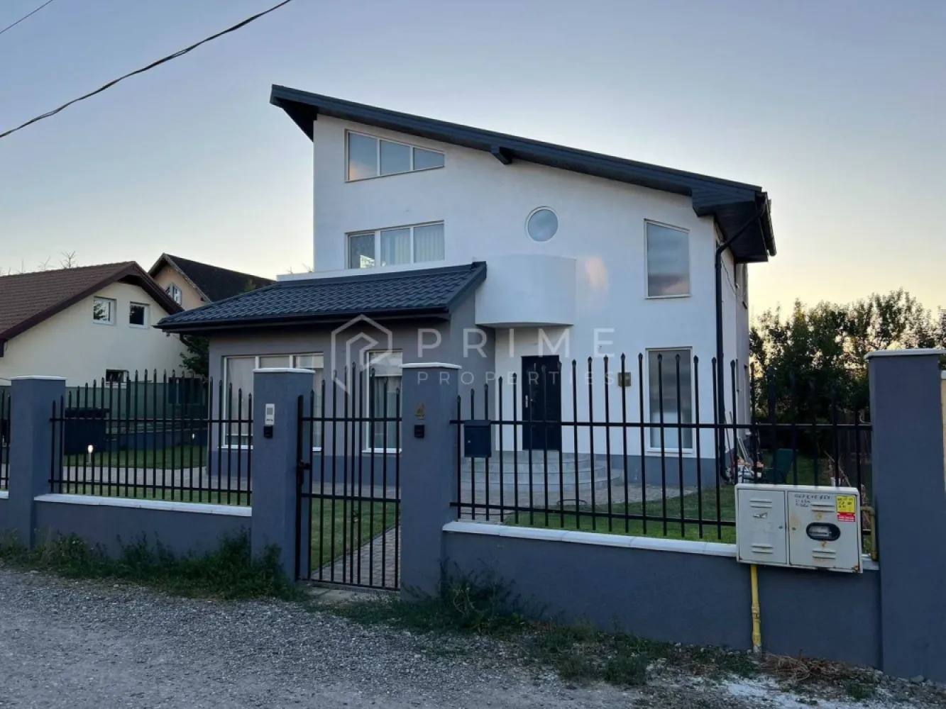 DE VÂNZARE: Casă Modernă „La Cheie” (175 mp) | 7 Noiembrie - Cauți o locuință unifamilială unde rafinamentul întâlnește eficiența energetică? Vă propunem spre vânzare o casă complet amenajată, situată pe o stradă privată liniștită, la granița dintre Târgu Mureș și Sângeorgiu de Mureș. Proprietatea este complet renovată și gata de mutare, fără nicio investiție suplimentară.

Detalii cheie:
Suprafață: 175 mp utili (213 mp construiți).
Teren: 450 mp + cotă parte drum privat.
Independență Energetică: Echipată cu panouri fotovoltaice și baterie de 15 kW.

Compartimentare:
Parter: Living & dining generos (42 mp), bucătărie separată, birou (poate fi dormitor), cămară, baie și terasă (16 mp).
Etaj: 3 dormitoare, 2 dressing-uri, baie și balcon.
Exterior amenajat premium:
Pavaj Semmelrock (Appia Antica), curte cu gazon și copaci ornamentali.
Iluminat exterior smart, poartă auto automatizată (Nice) cu acces pentru 2 mașini și control de la distanță.
Căsuță de lemn pentru depozitare.

Locație de top:
Amplasare strategică, cu acces rapid către punctele de interes: Spitalul Județean (2 km), Centru (3.5 km), Lidl (800 m) și proximitate față de Complexul Weekend.

Promisiunea Prime Properties: Vă oferim siguranță, transparență și servicii impecabile pe tot parcursul drumului către casa ideală. Dacă această proprietate nu corespunde nevoilor dumneavoastră, lăsați-ne să găsim alternativa potrivită stilului dumneavoastră de viață.

📞 Pentru detalii suplimentare și vizionări, vă rugăm să ne contactați telefonic. (Vă rugăm să sunați doar pentru interes concret).