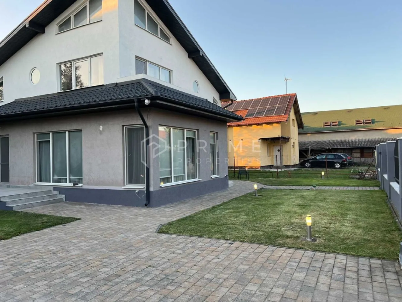 DE VÂNZARE: Casă Modernă „La Cheie” (175 mp) | 7 Noiembrie - Cauți o locuință unifamilială unde rafinamentul întâlnește eficiența energetică? Vă propunem spre vânzare o casă complet amenajată, situată pe o stradă privată liniștită, la granița dintre Târgu Mureș și Sângeorgiu de Mureș. Proprietatea este complet renovată și gata de mutare, fără nicio investiție suplimentară.

Detalii cheie:
Suprafață: 175 mp utili (213 mp construiți).
Teren: 450 mp + cotă parte drum privat.
Independență Energetică: Echipată cu panouri fotovoltaice și baterie de 15 kW.

Compartimentare:
Parter: Living & dining generos (42 mp), bucătărie separată, birou (poate fi dormitor), cămară, baie și terasă (16 mp).
Etaj: 3 dormitoare, 2 dressing-uri, baie și balcon.
Exterior amenajat premium:
Pavaj Semmelrock (Appia Antica), curte cu gazon și copaci ornamentali.
Iluminat exterior smart, poartă auto automatizată (Nice) cu acces pentru 2 mașini și control de la distanță.
Căsuță de lemn pentru depozitare.

Locație de top:
Amplasare strategică, cu acces rapid către punctele de interes: Spitalul Județean (2 km), Centru (3.5 km), Lidl (800 m) și proximitate față de Complexul Weekend.

Promisiunea Prime Properties: Vă oferim siguranță, transparență și servicii impecabile pe tot parcursul drumului către casa ideală. Dacă această proprietate nu corespunde nevoilor dumneavoastră, lăsați-ne să găsim alternativa potrivită stilului dumneavoastră de viață.

📞 Pentru detalii suplimentare și vizionări, vă rugăm să ne contactați telefonic. (Vă rugăm să sunați doar pentru interes concret).