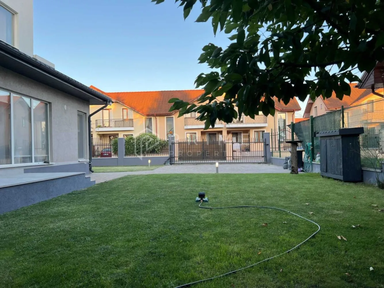 DE VÂNZARE: Casă Modernă „La Cheie” (175 mp) | 7 Noiembrie - Cauți o locuință unifamilială unde rafinamentul întâlnește eficiența energetică? Vă propunem spre vânzare o casă complet amenajată, situată pe o stradă privată liniștită, la granița dintre Târgu Mureș și Sângeorgiu de Mureș. Proprietatea este complet renovată și gata de mutare, fără nicio investiție suplimentară.

Detalii cheie:
Suprafață: 175 mp utili (213 mp construiți).
Teren: 450 mp + cotă parte drum privat.
Independență Energetică: Echipată cu panouri fotovoltaice și baterie de 15 kW.

Compartimentare:
Parter: Living & dining generos (42 mp), bucătărie separată, birou (poate fi dormitor), cămară, baie și terasă (16 mp).
Etaj: 3 dormitoare, 2 dressing-uri, baie și balcon.
Exterior amenajat premium:
Pavaj Semmelrock (Appia Antica), curte cu gazon și copaci ornamentali.
Iluminat exterior smart, poartă auto automatizată (Nice) cu acces pentru 2 mașini și control de la distanță.
Căsuță de lemn pentru depozitare.

Locație de top:
Amplasare strategică, cu acces rapid către punctele de interes: Spitalul Județean (2 km), Centru (3.5 km), Lidl (800 m) și proximitate față de Complexul Weekend.

Promisiunea Prime Properties: Vă oferim siguranță, transparență și servicii impecabile pe tot parcursul drumului către casa ideală. Dacă această proprietate nu corespunde nevoilor dumneavoastră, lăsați-ne să găsim alternativa potrivită stilului dumneavoastră de viață.

📞 Pentru detalii suplimentare și vizionări, vă rugăm să ne contactați telefonic. (Vă rugăm să sunați doar pentru interes concret).