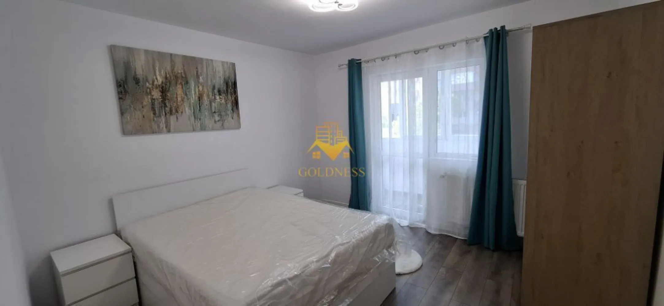 2 camere decomandate, Manastur, Kaufland, Primaverii, Prima inchiriere - GOLDNESS Imobiliare vă propune spre închiriere un apartament cu 2 camere complet mobilat și utilat, la Parter într-un imobil de 4 etaje, în Cartierul Manastur.
Posibilitate de parcare în zona la liber!
Se află în apropierea stațiilor de transport în comun, magazine, restaurante, spații verzi, farmacii, etc. 

Apartamentul este compartimentat astfel:
 - dormitor cu pat matrimonial, dressing, noptiere
 - dormitor cu canapea extensibilă 
 - bucătărie complet utilată și mobilată, loc de servit masa 
 - baie cu dus walkin, calorifer port prosop și dulap pentru depozitare.
 - balcon 3mp închis.

Imobilul este dotat cu toate cele necesare- frigider, aragaz, hotă, mașină de spălat haine, etc. 

Dacă sunteți interesați de acest apartament și doriți să îl vizionați, dar și pentru alte oferte nu ezitați să ne contactați telefonic sau prin e-mail. Vă stăm la dispoziție!
Pentru intermediere se percepe un comision de 50% din prețul chiriei!