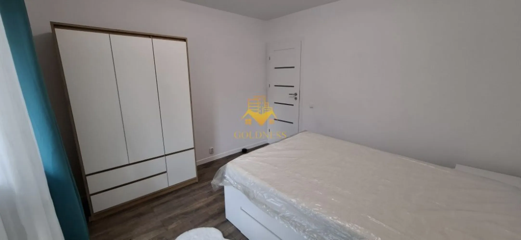 2 camere decomandate, Manastur, Kaufland, Primaverii, Prima inchiriere - GOLDNESS Imobiliare vă propune spre închiriere un apartament cu 2 camere complet mobilat și utilat, la Parter într-un imobil de 4 etaje, în Cartierul Manastur.
Posibilitate de parcare în zona la liber!
Se află în apropierea stațiilor de transport în comun, magazine, restaurante, spații verzi, farmacii, etc. 

Apartamentul este compartimentat astfel:
 - dormitor cu pat matrimonial, dressing, noptiere
 - dormitor cu canapea extensibilă 
 - bucătărie complet utilată și mobilată, loc de servit masa 
 - baie cu dus walkin, calorifer port prosop și dulap pentru depozitare.
 - balcon 3mp închis.

Imobilul este dotat cu toate cele necesare- frigider, aragaz, hotă, mașină de spălat haine, etc. 

Dacă sunteți interesați de acest apartament și doriți să îl vizionați, dar și pentru alte oferte nu ezitați să ne contactați telefonic sau prin e-mail. Vă stăm la dispoziție!
Pentru intermediere se percepe un comision de 50% din prețul chiriei!