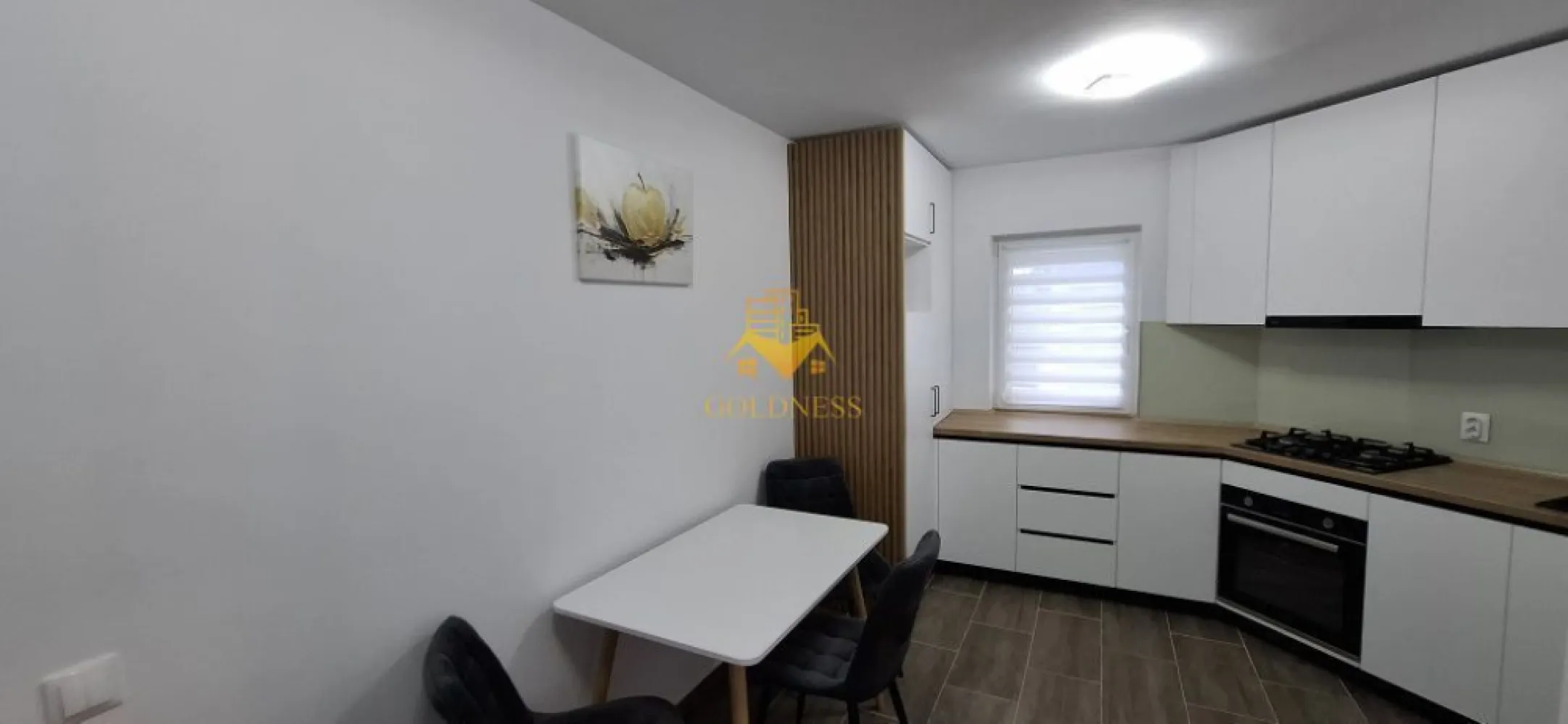 2 camere decomandate, Manastur, Kaufland, Primaverii, Prima inchiriere - GOLDNESS Imobiliare vă propune spre închiriere un apartament cu 2 camere complet mobilat și utilat, la Parter într-un imobil de 4 etaje, în Cartierul Manastur.
Posibilitate de parcare în zona la liber!
Se află în apropierea stațiilor de transport în comun, magazine, restaurante, spații verzi, farmacii, etc. 

Apartamentul este compartimentat astfel:
 - dormitor cu pat matrimonial, dressing, noptiere
 - dormitor cu canapea extensibilă 
 - bucătărie complet utilată și mobilată, loc de servit masa 
 - baie cu dus walkin, calorifer port prosop și dulap pentru depozitare.
 - balcon 3mp închis.

Imobilul este dotat cu toate cele necesare- frigider, aragaz, hotă, mașină de spălat haine, etc. 

Dacă sunteți interesați de acest apartament și doriți să îl vizionați, dar și pentru alte oferte nu ezitați să ne contactați telefonic sau prin e-mail. Vă stăm la dispoziție!
Pentru intermediere se percepe un comision de 50% din prețul chiriei!