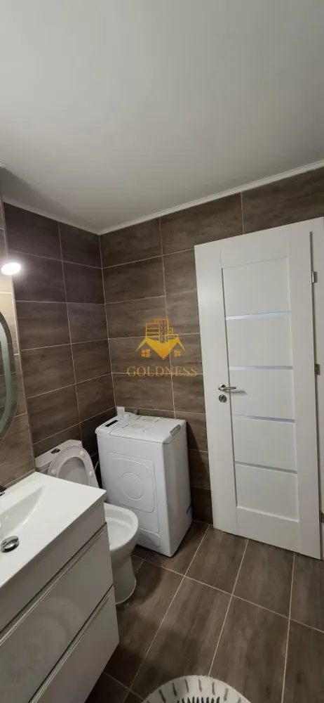 2 camere decomandate, Manastur, Kaufland, Primaverii, Prima inchiriere - GOLDNESS Imobiliare vă propune spre închiriere un apartament cu 2 camere complet mobilat și utilat, la Parter într-un imobil de 4 etaje, în Cartierul Manastur.
Posibilitate de parcare în zona la liber!
Se află în apropierea stațiilor de transport în comun, magazine, restaurante, spații verzi, farmacii, etc. 

Apartamentul este compartimentat astfel:
 - dormitor cu pat matrimonial, dressing, noptiere
 - dormitor cu canapea extensibilă 
 - bucătărie complet utilată și mobilată, loc de servit masa 
 - baie cu dus walkin, calorifer port prosop și dulap pentru depozitare.
 - balcon 3mp închis.

Imobilul este dotat cu toate cele necesare- frigider, aragaz, hotă, mașină de spălat haine, etc. 

Dacă sunteți interesați de acest apartament și doriți să îl vizionați, dar și pentru alte oferte nu ezitați să ne contactați telefonic sau prin e-mail. Vă stăm la dispoziție!
Pentru intermediere se percepe un comision de 50% din prețul chiriei!