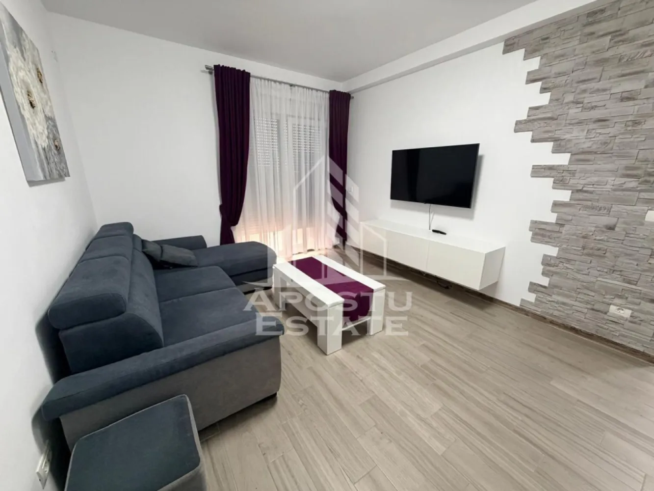 Apartament cu 2 camere, de inchiriat, Giroc, Curte Proprie - Agentia imobiliara APOSTU ESTATE va propune spre inchiriere un apartament cu 2 camere, situat in judetul Timis, Giroc,intr-o zona linistita si bine pozitionata pentru cupluri sau familii care isi doresc o locuinta unde sa se simta confortabil si cu acces facil catre scoli, supermarketuri , magazine de zona.

Suprafata utila: 50 mp

Compartimentare eficienta:

-Hol de acces.

-Bucatarie inchisa mobilata si utilata cu masina de spalat vase.

-Living room luminos cu acces catre curtea proprie.

-Dormitor matrimonial.

-Baie cu cada si aerisire naturala.

Confort si facilitati:

-Confort termic: Incalzirea este realizata prin pardoseala, centrala proprie.

-Nu se accepta animale de companie de catre proprietar.

Localizare:

-Timis, Giroc, acces facil catre : Lidl, Penny Giroc, Stay Fit Giroc

Ideal pentru :

-Cupluri.

-Persoane singure.

-Familie.

Disponibilitate: Imediata.

Pret chirie lunara: 500 euro, negociabil.

Programeaza o vizionare pentru a-ti putea imagina viitorul aici!

ID Intern : CP3117606