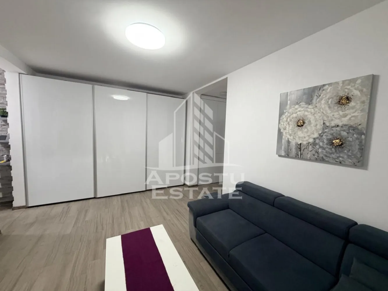 Apartament cu 2 camere, de inchiriat, Giroc, Curte Proprie - Agentia imobiliara APOSTU ESTATE va propune spre inchiriere un apartament cu 2 camere, situat in judetul Timis, Giroc,intr-o zona linistita si bine pozitionata pentru cupluri sau familii care isi doresc o locuinta unde sa se simta confortabil si cu acces facil catre scoli, supermarketuri , magazine de zona.

Suprafata utila: 50 mp

Compartimentare eficienta:

-Hol de acces.

-Bucatarie inchisa mobilata si utilata cu masina de spalat vase.

-Living room luminos cu acces catre curtea proprie.

-Dormitor matrimonial.

-Baie cu cada si aerisire naturala.

Confort si facilitati:

-Confort termic: Incalzirea este realizata prin pardoseala, centrala proprie.

-Nu se accepta animale de companie de catre proprietar.

Localizare:

-Timis, Giroc, acces facil catre : Lidl, Penny Giroc, Stay Fit Giroc

Ideal pentru :

-Cupluri.

-Persoane singure.

-Familie.

Disponibilitate: Imediata.

Pret chirie lunara: 500 euro, negociabil.

Programeaza o vizionare pentru a-ti putea imagina viitorul aici!

ID Intern : CP3117606