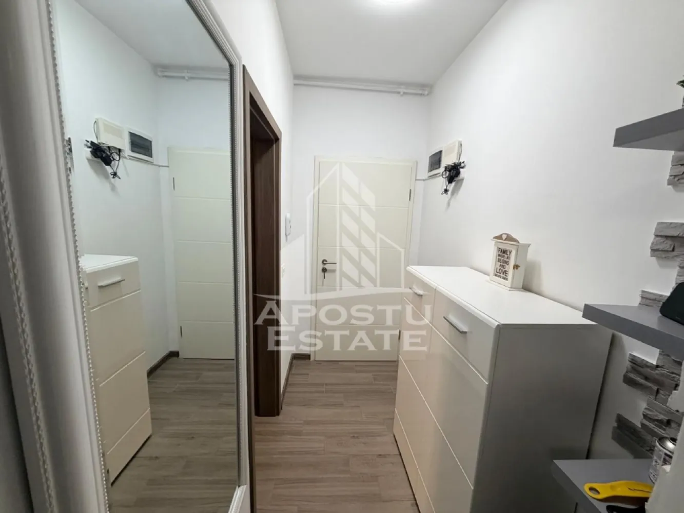 Apartament cu 2 camere, de inchiriat, Giroc, Curte Proprie - Agentia imobiliara APOSTU ESTATE va propune spre inchiriere un apartament cu 2 camere, situat in judetul Timis, Giroc,intr-o zona linistita si bine pozitionata pentru cupluri sau familii care isi doresc o locuinta unde sa se simta confortabil si cu acces facil catre scoli, supermarketuri , magazine de zona.

Suprafata utila: 50 mp

Compartimentare eficienta:

-Hol de acces.

-Bucatarie inchisa mobilata si utilata cu masina de spalat vase.

-Living room luminos cu acces catre curtea proprie.

-Dormitor matrimonial.

-Baie cu cada si aerisire naturala.

Confort si facilitati:

-Confort termic: Incalzirea este realizata prin pardoseala, centrala proprie.

-Nu se accepta animale de companie de catre proprietar.

Localizare:

-Timis, Giroc, acces facil catre : Lidl, Penny Giroc, Stay Fit Giroc

Ideal pentru :

-Cupluri.

-Persoane singure.

-Familie.

Disponibilitate: Imediata.

Pret chirie lunara: 500 euro, negociabil.

Programeaza o vizionare pentru a-ti putea imagina viitorul aici!

ID Intern : CP3117606