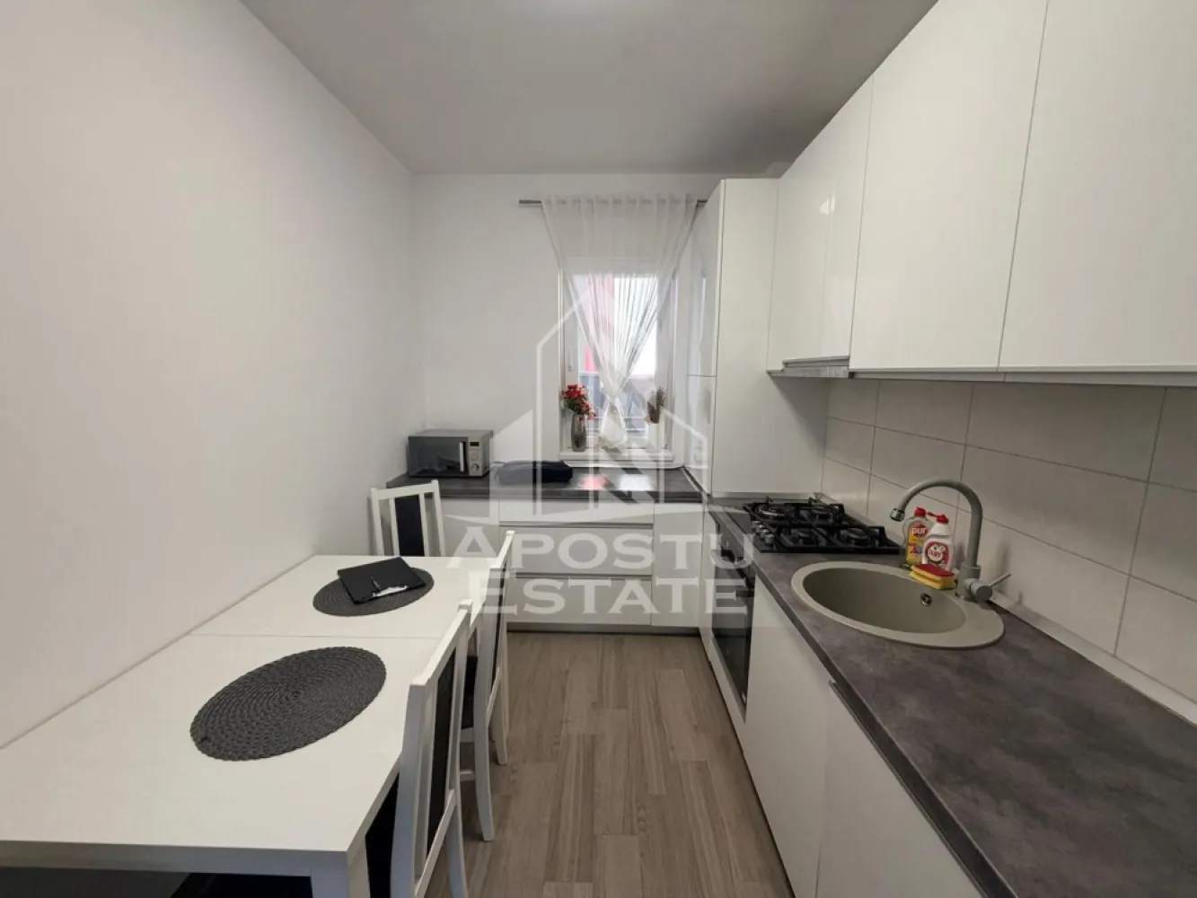 Apartament cu 2 camere, de inchiriat, Giroc, Curte Proprie - Agentia imobiliara APOSTU ESTATE va propune spre inchiriere un apartament cu 2 camere, situat in judetul Timis, Giroc,intr-o zona linistita si bine pozitionata pentru cupluri sau familii care isi doresc o locuinta unde sa se simta confortabil si cu acces facil catre scoli, supermarketuri , magazine de zona.

Suprafata utila: 50 mp

Compartimentare eficienta:

-Hol de acces.

-Bucatarie inchisa mobilata si utilata cu masina de spalat vase.

-Living room luminos cu acces catre curtea proprie.

-Dormitor matrimonial.

-Baie cu cada si aerisire naturala.

Confort si facilitati:

-Confort termic: Incalzirea este realizata prin pardoseala, centrala proprie.

-Nu se accepta animale de companie de catre proprietar.

Localizare:

-Timis, Giroc, acces facil catre : Lidl, Penny Giroc, Stay Fit Giroc

Ideal pentru :

-Cupluri.

-Persoane singure.

-Familie.

Disponibilitate: Imediata.

Pret chirie lunara: 500 euro, negociabil.

Programeaza o vizionare pentru a-ti putea imagina viitorul aici!

ID Intern : CP3117606