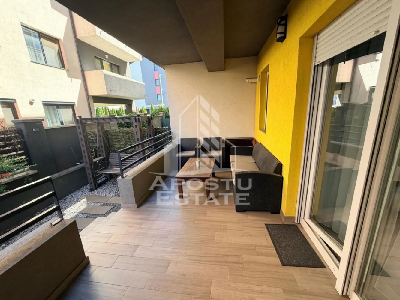 Apartament cu 2 camere, de inchiriat, Giroc, Curte Proprie