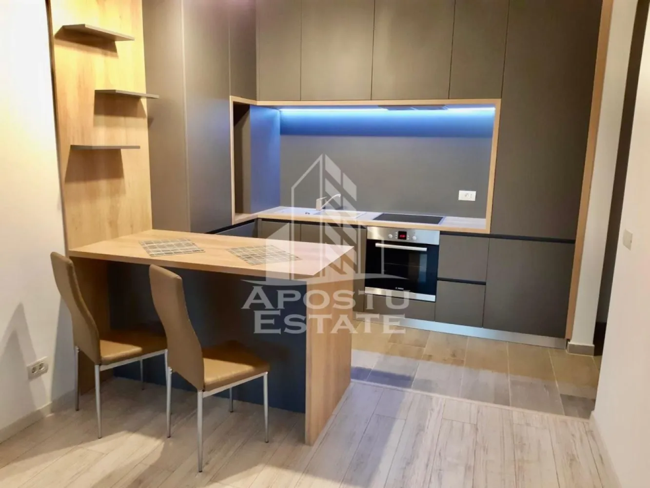 Apartamnet 2 camere, 47mp utili, Adora Park - Apostu Estate va ofera spre inchiriere un apartament modern cu 2 camere situat in complexul rezidential Adora Park din Arad, o zona apreciata pentru confort si accesibilitate. 
Apartamentul este compus din dormitor spatios, baie complet utilata si living cu bucatarie open space, amenajate modern si primitor. 
Beneficiaza de balcon generos, ideal pentru relaxare sau pentru savurarea cafelei de dimineata. Locuinta este complet mobilata si utilata, fiind pregatita pentru mutare imediata.
Complexul ofera un mediu linistit, sigur si bine intretinut. 
In apropiere se gasesc numeroase magazine si centre comerciale precum Kaufland, Lidl, Carrefour si Atrium Mall.
 De asemenea, sunt disponibile farmacii, restaurante, cafenele si statii pentru transportul in comun. 
Accesul catre centrul orasului este rapid si facil. 
Apartamentul este ideal pentru un cuplu, o persoana singura sau o familie la inceput de drum. 
Pentru mai multe informatii si programarea unei vizionari, va rugam sa ne contactati.
Disponibil din 1 iulie
ID CP3148764