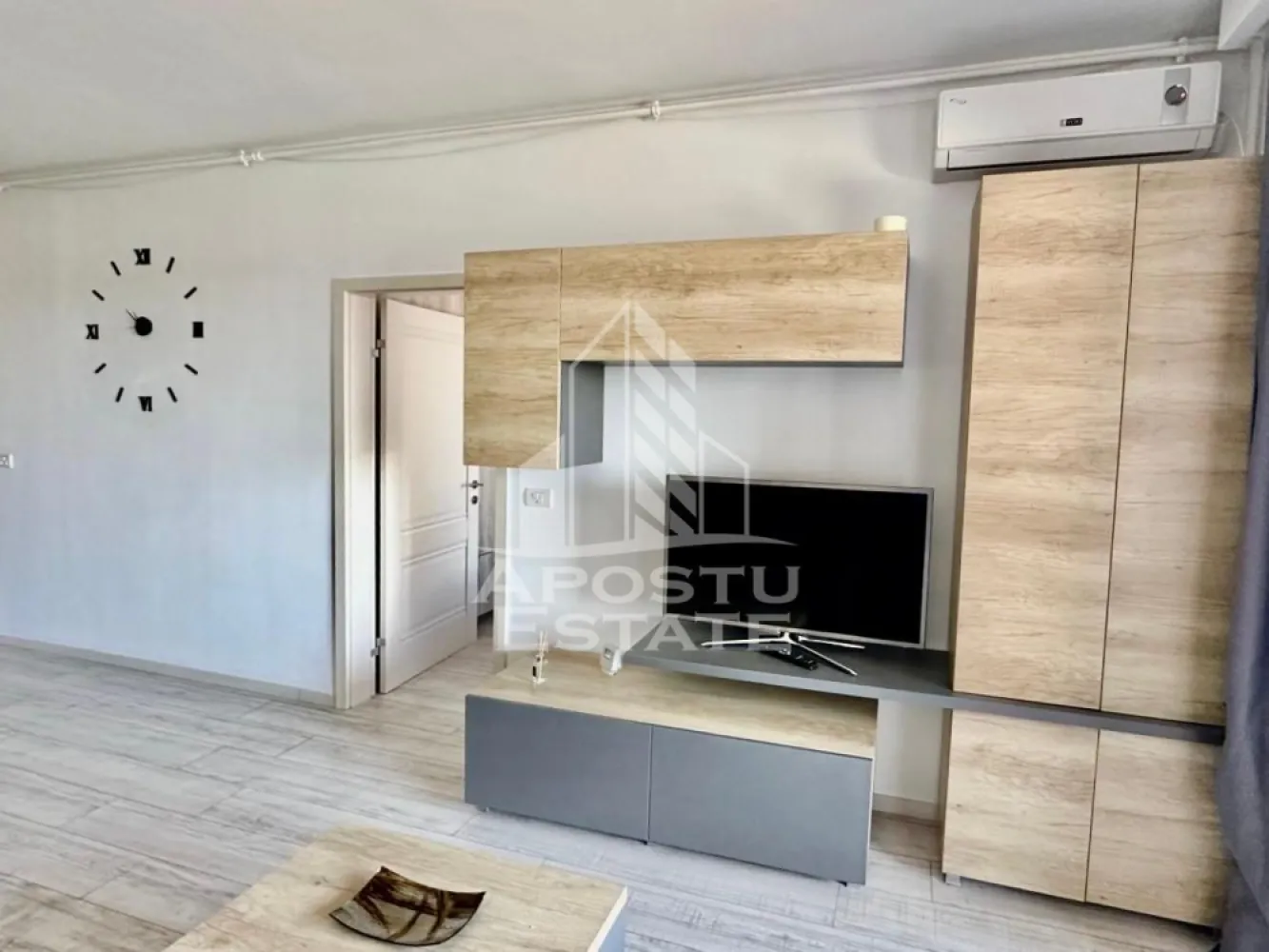 Apartamnet 2 camere, 47mp utili, Adora Park - Apostu Estate va ofera spre inchiriere un apartament modern cu 2 camere situat in complexul rezidential Adora Park din Arad, o zona apreciata pentru confort si accesibilitate. 
Apartamentul este compus din dormitor spatios, baie complet utilata si living cu bucatarie open space, amenajate modern si primitor. 
Beneficiaza de balcon generos, ideal pentru relaxare sau pentru savurarea cafelei de dimineata. Locuinta este complet mobilata si utilata, fiind pregatita pentru mutare imediata.
Complexul ofera un mediu linistit, sigur si bine intretinut. 
In apropiere se gasesc numeroase magazine si centre comerciale precum Kaufland, Lidl, Carrefour si Atrium Mall.
 De asemenea, sunt disponibile farmacii, restaurante, cafenele si statii pentru transportul in comun. 
Accesul catre centrul orasului este rapid si facil. 
Apartamentul este ideal pentru un cuplu, o persoana singura sau o familie la inceput de drum. 
Pentru mai multe informatii si programarea unei vizionari, va rugam sa ne contactati.
Disponibil din 1 iulie
ID CP3148764