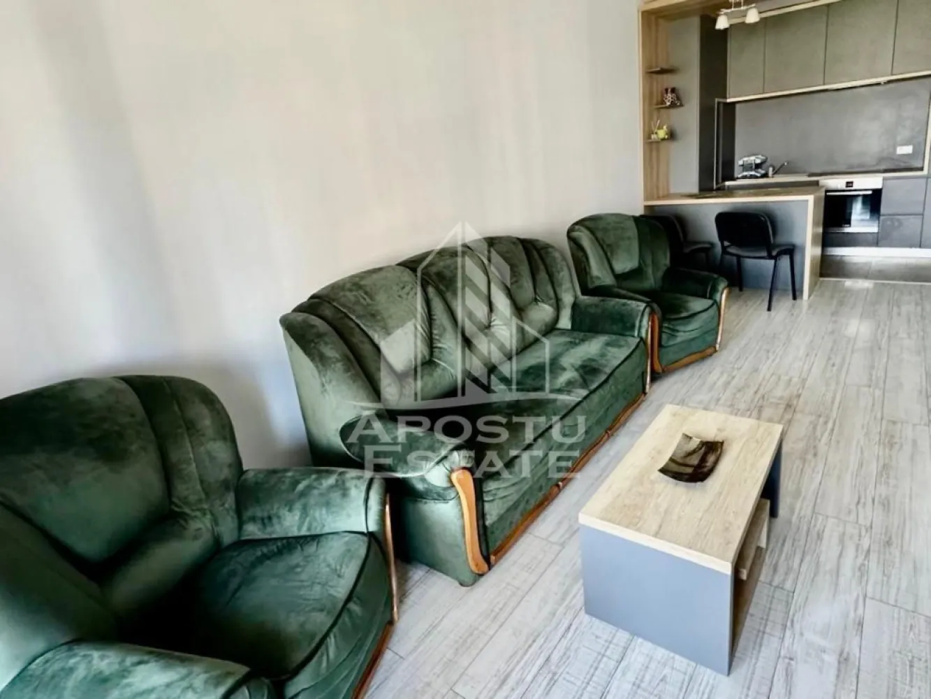 Apartamnet 2 camere, 47mp utili, Adora Park - Apostu Estate va ofera spre inchiriere un apartament modern cu 2 camere situat in complexul rezidential Adora Park din Arad, o zona apreciata pentru confort si accesibilitate. 
Apartamentul este compus din dormitor spatios, baie complet utilata si living cu bucatarie open space, amenajate modern si primitor. 
Beneficiaza de balcon generos, ideal pentru relaxare sau pentru savurarea cafelei de dimineata. Locuinta este complet mobilata si utilata, fiind pregatita pentru mutare imediata.
Complexul ofera un mediu linistit, sigur si bine intretinut. 
In apropiere se gasesc numeroase magazine si centre comerciale precum Kaufland, Lidl, Carrefour si Atrium Mall.
 De asemenea, sunt disponibile farmacii, restaurante, cafenele si statii pentru transportul in comun. 
Accesul catre centrul orasului este rapid si facil. 
Apartamentul este ideal pentru un cuplu, o persoana singura sau o familie la inceput de drum. 
Pentru mai multe informatii si programarea unei vizionari, va rugam sa ne contactati.
Disponibil din 1 iulie
ID CP3148764