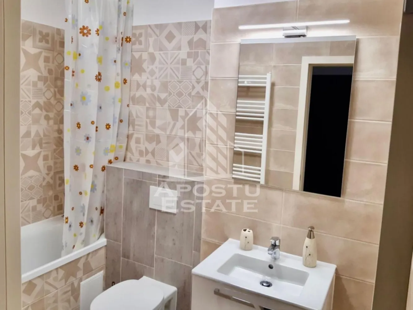 Apartamnet 2 camere, 47mp utili, Adora Park - Apostu Estate va ofera spre inchiriere un apartament modern cu 2 camere situat in complexul rezidential Adora Park din Arad, o zona apreciata pentru confort si accesibilitate. 
Apartamentul este compus din dormitor spatios, baie complet utilata si living cu bucatarie open space, amenajate modern si primitor. 
Beneficiaza de balcon generos, ideal pentru relaxare sau pentru savurarea cafelei de dimineata. Locuinta este complet mobilata si utilata, fiind pregatita pentru mutare imediata.
Complexul ofera un mediu linistit, sigur si bine intretinut. 
In apropiere se gasesc numeroase magazine si centre comerciale precum Kaufland, Lidl, Carrefour si Atrium Mall.
 De asemenea, sunt disponibile farmacii, restaurante, cafenele si statii pentru transportul in comun. 
Accesul catre centrul orasului este rapid si facil. 
Apartamentul este ideal pentru un cuplu, o persoana singura sau o familie la inceput de drum. 
Pentru mai multe informatii si programarea unei vizionari, va rugam sa ne contactati.
Disponibil din 1 iulie
ID CP3148764