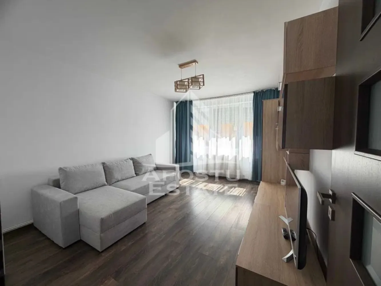 Apartament cu 2 camere, Pet Friendly, zona Olimpia-Stadion, Centrala - Agentia imobiliara APOSTU ESTATE va propune spre inchiriere un apartament cu 2 camere, spatios si luminos, situat in Timisoara, in zona Olimpia-Stadion, o zona linistita si bine pozitionata, potrivit pentru cupluri,familii, sau studenti care isi doresc o locuinta unde sa se simta confortabil si cu acces facil catre scoli, statii de autobuz, supermarketuri , magazine de zona, parcuri.

Suprafata utila: 52mpu
Compartimentare eficienta:
-Hol de acces generos.
-Bucatarie mobilata si utilata.
-Living room luminios cu canapea extensibila.
-Dormitor matrimonial cu AC.
-Baie cu cada.
-Balcon spatios si inchis.

Confort si facilitati:
-Incalzirea apartamentului: Calorifere, Centrala Proprie.
-Apartamentul este complet mobilat si utilat.
- Se accepta animale de companie de catre proprietar.
-Apartamentul dispune de o unitate AC.

Localizare:
-Timis, Timisoara, zona Olimpia Stadion, acces facil : Profi, Baza Sportiva nr 2 Politehnica, Liceul Sportiv Banatul.

Ideal pentru:
-Cupluri.
-Persoane singure.
-Familii.

Disponibilitate: imediata
Pret chirie lunara: 300 euro.
Programeaza o vizionare pentru a-ti putea imagina viitorul aici!
ID intern: CP3148864