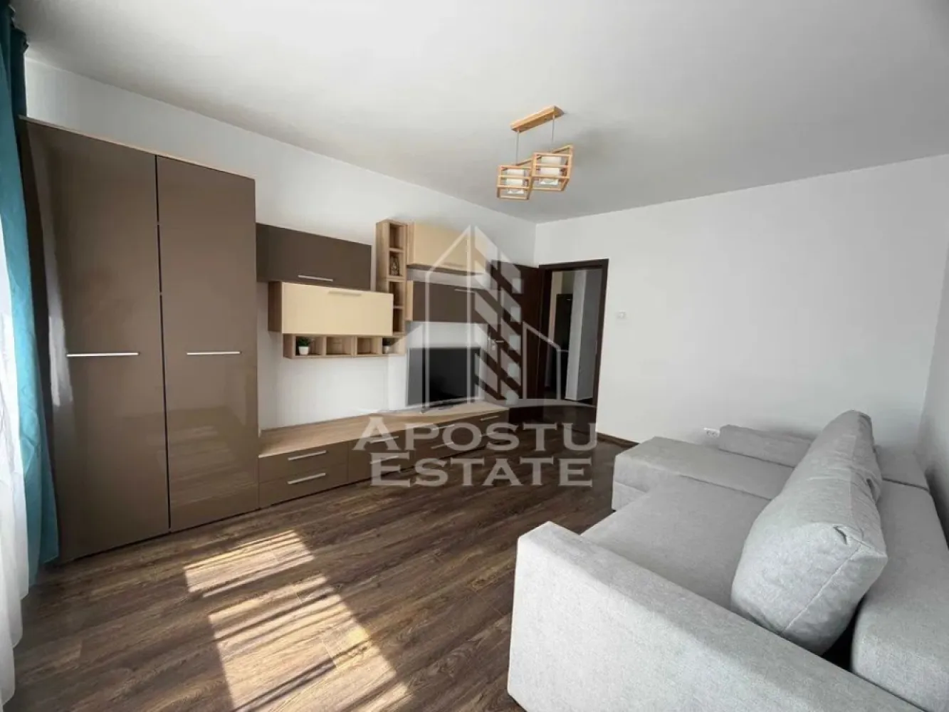 Apartament cu 2 camere, Pet Friendly, zona Olimpia-Stadion, Centrala - Agentia imobiliara APOSTU ESTATE va propune spre inchiriere un apartament cu 2 camere, spatios si luminos, situat in Timisoara, in zona Olimpia-Stadion, o zona linistita si bine pozitionata, potrivit pentru cupluri,familii, sau studenti care isi doresc o locuinta unde sa se simta confortabil si cu acces facil catre scoli, statii de autobuz, supermarketuri , magazine de zona, parcuri.

Suprafata utila: 52mpu
Compartimentare eficienta:
-Hol de acces generos.
-Bucatarie mobilata si utilata.
-Living room luminios cu canapea extensibila.
-Dormitor matrimonial cu AC.
-Baie cu cada.
-Balcon spatios si inchis.

Confort si facilitati:
-Incalzirea apartamentului: Calorifere, Centrala Proprie.
-Apartamentul este complet mobilat si utilat.
- Se accepta animale de companie de catre proprietar.
-Apartamentul dispune de o unitate AC.

Localizare:
-Timis, Timisoara, zona Olimpia Stadion, acces facil : Profi, Baza Sportiva nr 2 Politehnica, Liceul Sportiv Banatul.

Ideal pentru:
-Cupluri.
-Persoane singure.
-Familii.

Disponibilitate: imediata
Pret chirie lunara: 300 euro.
Programeaza o vizionare pentru a-ti putea imagina viitorul aici!
ID intern: CP3148864