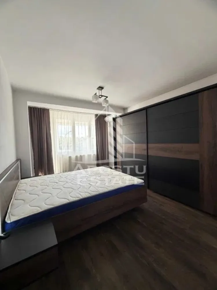 Apartament cu 2 camere, Pet Friendly, zona Olimpia-Stadion, Centrala - Agentia imobiliara APOSTU ESTATE va propune spre inchiriere un apartament cu 2 camere, spatios si luminos, situat in Timisoara, in zona Olimpia-Stadion, o zona linistita si bine pozitionata, potrivit pentru cupluri,familii, sau studenti care isi doresc o locuinta unde sa se simta confortabil si cu acces facil catre scoli, statii de autobuz, supermarketuri , magazine de zona, parcuri.

Suprafata utila: 52mpu
Compartimentare eficienta:
-Hol de acces generos.
-Bucatarie mobilata si utilata.
-Living room luminios cu canapea extensibila.
-Dormitor matrimonial cu AC.
-Baie cu cada.
-Balcon spatios si inchis.

Confort si facilitati:
-Incalzirea apartamentului: Calorifere, Centrala Proprie.
-Apartamentul este complet mobilat si utilat.
- Se accepta animale de companie de catre proprietar.
-Apartamentul dispune de o unitate AC.

Localizare:
-Timis, Timisoara, zona Olimpia Stadion, acces facil : Profi, Baza Sportiva nr 2 Politehnica, Liceul Sportiv Banatul.

Ideal pentru:
-Cupluri.
-Persoane singure.
-Familii.

Disponibilitate: imediata
Pret chirie lunara: 300 euro.
Programeaza o vizionare pentru a-ti putea imagina viitorul aici!
ID intern: CP3148864