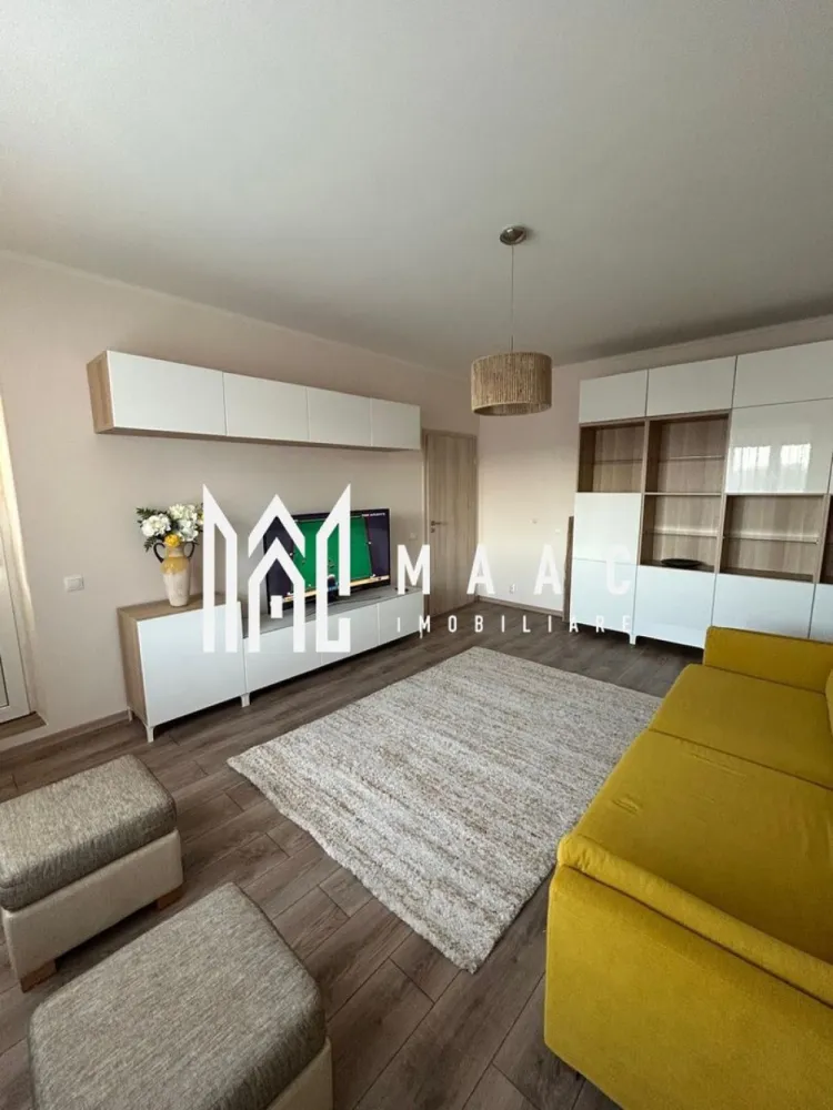 Apartament 2 camere decomandat | 62 MPU | Balcon | Etaj 3 | Calea Dumbrăvii - MAAC Imobiliare vă propune spre închiriere un apartament cu 2 camere, complet decomandat, situat la etajul 3 intr-o zonă apreciată și accesibilă din Sibiu.

Locuința are o suprafață utilă de 62 mp, la care se adaugă un balcon de 6 mp, fiind ideală pentru un cuplu, studenți sau persoane care își doresc confort și acces rapid către principalele puncte de interes ale orașului.

Compartimentare
Hol de acces
Living spațios și luminos
Dormitor confortabil
Bucătărie separată
Baie
Balcon cu acces din fiecare cameră
Dotări și beneficii
Centrală termică proprie
Aer condiționat
Mașină de spălat rufe cu uscător
Plită
Cuptor
Hotă
Combină frigorifică
Televizor
Complet mobilat și utilat
Spații generoase și bine compartimentate
Avantaje locație
Aproape de centrul orașului Sibiu
În apropierea facultăților și instituțiilor de învățământ
Stații de autobuz la câteva minute de mers pe jos
Magazine de cartier, supermarketuri, farmacii și restaurante în zonă
Acces facil către principalele zone comerciale și de interes ale orașului
Condiții
Nu se acceptă animale de companie
Disponibil pentru închiriere imediată
Pentru informații suplimentare, menționează codul ID: CP3148001