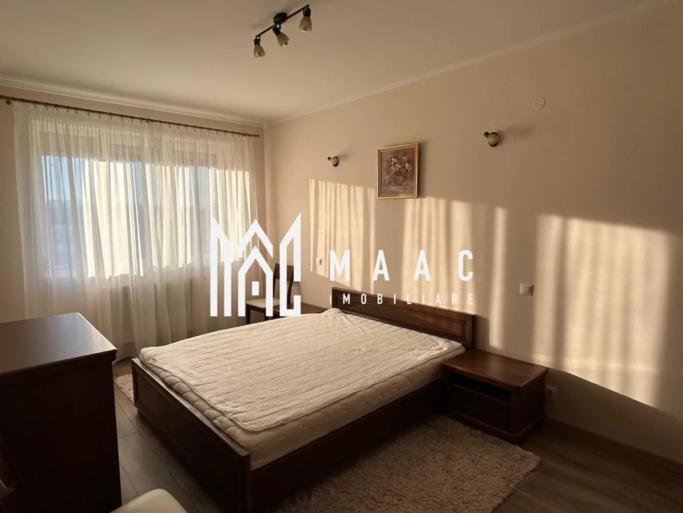 Apartament 2 camere decomandat | 62 MPU | Balcon | Etaj 3 | Calea Dumbrăvii - MAAC Imobiliare vă propune spre închiriere un apartament cu 2 camere, complet decomandat, situat la etajul 3 intr-o zonă apreciată și accesibilă din Sibiu.

Locuința are o suprafață utilă de 62 mp, la care se adaugă un balcon de 6 mp, fiind ideală pentru un cuplu, studenți sau persoane care își doresc confort și acces rapid către principalele puncte de interes ale orașului.

Compartimentare
Hol de acces
Living spațios și luminos
Dormitor confortabil
Bucătărie separată
Baie
Balcon cu acces din fiecare cameră
Dotări și beneficii
Centrală termică proprie
Aer condiționat
Mașină de spălat rufe cu uscător
Plită
Cuptor
Hotă
Combină frigorifică
Televizor
Complet mobilat și utilat
Spații generoase și bine compartimentate
Avantaje locație
Aproape de centrul orașului Sibiu
În apropierea facultăților și instituțiilor de învățământ
Stații de autobuz la câteva minute de mers pe jos
Magazine de cartier, supermarketuri, farmacii și restaurante în zonă
Acces facil către principalele zone comerciale și de interes ale orașului
Condiții
Nu se acceptă animale de companie
Disponibil pentru închiriere imediată
Pentru informații suplimentare, menționează codul ID: CP3148001