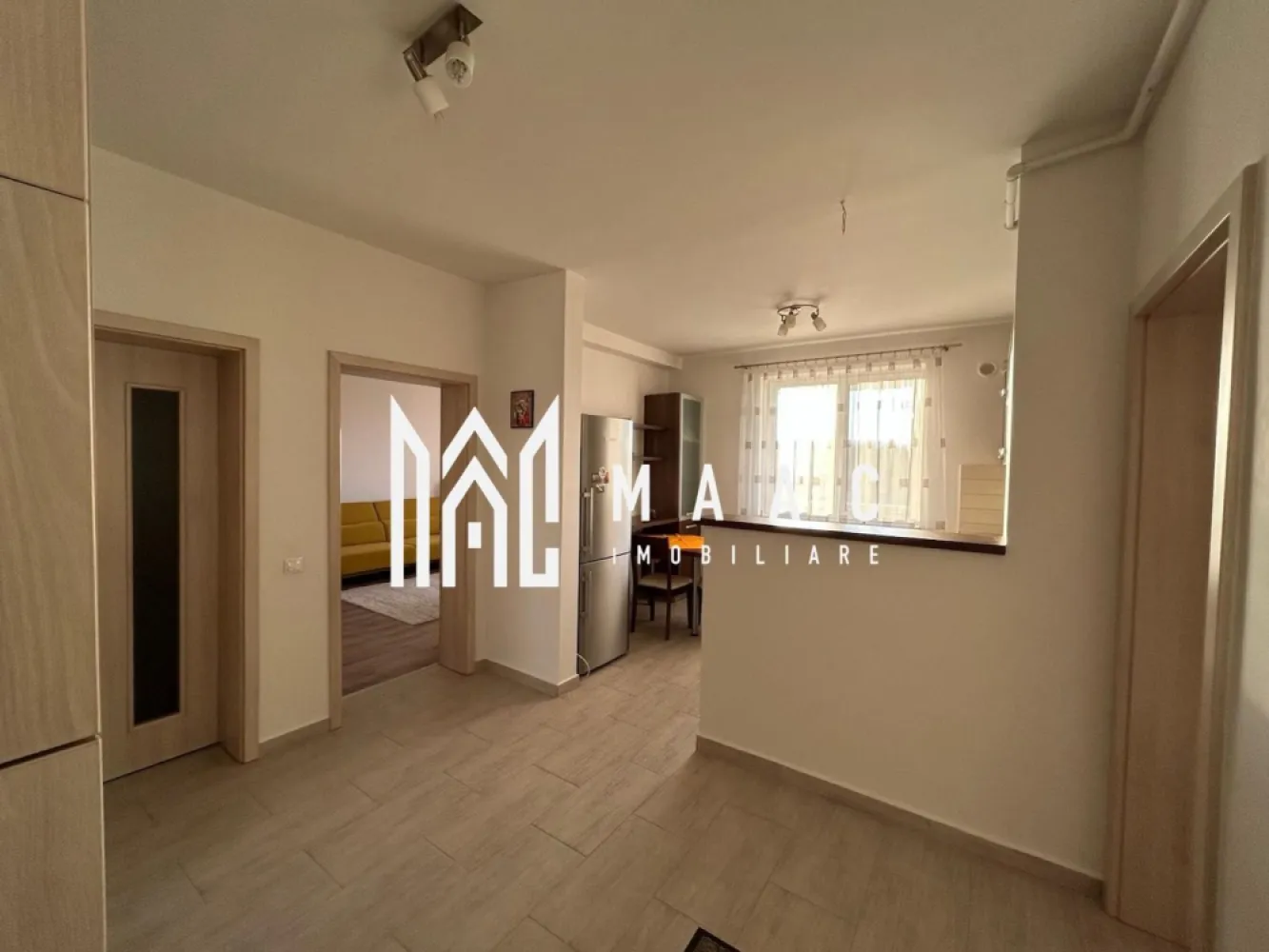 Apartament 2 camere decomandat | 62 MPU | Balcon | Etaj 3 | Calea Dumbrăvii - MAAC Imobiliare vă propune spre închiriere un apartament cu 2 camere, complet decomandat, situat la etajul 3 intr-o zonă apreciată și accesibilă din Sibiu.

Locuința are o suprafață utilă de 62 mp, la care se adaugă un balcon de 6 mp, fiind ideală pentru un cuplu, studenți sau persoane care își doresc confort și acces rapid către principalele puncte de interes ale orașului.

Compartimentare
Hol de acces
Living spațios și luminos
Dormitor confortabil
Bucătărie separată
Baie
Balcon cu acces din fiecare cameră
Dotări și beneficii
Centrală termică proprie
Aer condiționat
Mașină de spălat rufe cu uscător
Plită
Cuptor
Hotă
Combină frigorifică
Televizor
Complet mobilat și utilat
Spații generoase și bine compartimentate
Avantaje locație
Aproape de centrul orașului Sibiu
În apropierea facultăților și instituțiilor de învățământ
Stații de autobuz la câteva minute de mers pe jos
Magazine de cartier, supermarketuri, farmacii și restaurante în zonă
Acces facil către principalele zone comerciale și de interes ale orașului
Condiții
Nu se acceptă animale de companie
Disponibil pentru închiriere imediată
Pentru informații suplimentare, menționează codul ID: CP3148001