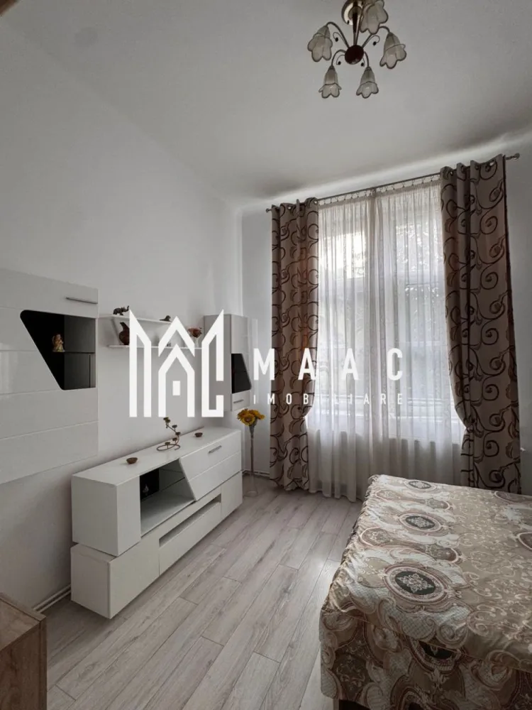 Garsonieră | Parter | Curte | 34 MPU | Pet Friendly | Ultracentral - MAAC Imobiliare vă propune spre închiriere o garsonieră modernă, complet mobilată și utilată, cu o suprafață utilă de 34 mp, situată într-o zonă excelentă, aproape de facultățile din Sibiu, centrul orașului și principalele puncte de interes.

Locuința este ideală pentru studenți, tineri profesioniști sau persoane care își doresc confort, accesibilitate și un stil de viață urban.

Detalii proprietate
Suprafață utilă: 34 mp
Complet mobilată și utilată
Dormitor generos
Bucătărie complet echipată
Baie modernă
Loc special amenajat pentru fumat
Pet Friendly
Dotări și beneficii
Mobilier modern și funcțional
Electrocasnice necesare pentru confortul zilnic
Spațiu bine organizat și luminos
Costuri reduse de întreținere
Disponibilă pentru mutare imediată
Avantaje locație
Aproape de facultățile și universitățile din Sibiu
La câteva minute de centrul istoric
Acces rapid către cele mai importante atracții turistice ale orașului
În apropierea magazinelor de cartier, supermarketurilor, farmaciilor și restaurantelor
Stații pentru mijloacele de transport în comun la câteva minute de mers pe jos
Ideală pentru

 studenți
 tineri profesioniști
 persoane singure sau cupluri
 iubitori de animale de companie
 
Pentru informații suplimentare, menționează codul ID: CP3138166