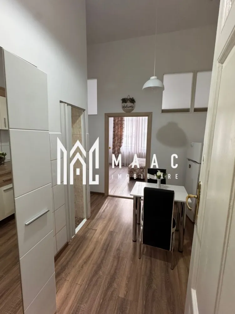 Garsonieră | Parter | Curte | 34 MPU | Pet Friendly | Ultracentral - MAAC Imobiliare vă propune spre închiriere o garsonieră modernă, complet mobilată și utilată, cu o suprafață utilă de 34 mp, situată într-o zonă excelentă, aproape de facultățile din Sibiu, centrul orașului și principalele puncte de interes.

Locuința este ideală pentru studenți, tineri profesioniști sau persoane care își doresc confort, accesibilitate și un stil de viață urban.

Detalii proprietate
Suprafață utilă: 34 mp
Complet mobilată și utilată
Dormitor generos
Bucătărie complet echipată
Baie modernă
Loc special amenajat pentru fumat
Pet Friendly
Dotări și beneficii
Mobilier modern și funcțional
Electrocasnice necesare pentru confortul zilnic
Spațiu bine organizat și luminos
Costuri reduse de întreținere
Disponibilă pentru mutare imediată
Avantaje locație
Aproape de facultățile și universitățile din Sibiu
La câteva minute de centrul istoric
Acces rapid către cele mai importante atracții turistice ale orașului
În apropierea magazinelor de cartier, supermarketurilor, farmaciilor și restaurantelor
Stații pentru mijloacele de transport în comun la câteva minute de mers pe jos
Ideală pentru

 studenți
 tineri profesioniști
 persoane singure sau cupluri
 iubitori de animale de companie
 
Pentru informații suplimentare, menționează codul ID: CP3138166