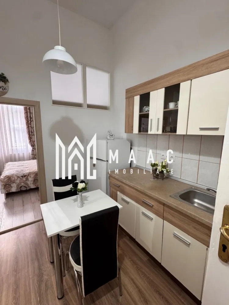Garsonieră | Parter | Curte | 34 MPU | Pet Friendly | Ultracentral - MAAC Imobiliare vă propune spre închiriere o garsonieră modernă, complet mobilată și utilată, cu o suprafață utilă de 34 mp, situată într-o zonă excelentă, aproape de facultățile din Sibiu, centrul orașului și principalele puncte de interes.

Locuința este ideală pentru studenți, tineri profesioniști sau persoane care își doresc confort, accesibilitate și un stil de viață urban.

Detalii proprietate
Suprafață utilă: 34 mp
Complet mobilată și utilată
Dormitor generos
Bucătărie complet echipată
Baie modernă
Loc special amenajat pentru fumat
Pet Friendly
Dotări și beneficii
Mobilier modern și funcțional
Electrocasnice necesare pentru confortul zilnic
Spațiu bine organizat și luminos
Costuri reduse de întreținere
Disponibilă pentru mutare imediată
Avantaje locație
Aproape de facultățile și universitățile din Sibiu
La câteva minute de centrul istoric
Acces rapid către cele mai importante atracții turistice ale orașului
În apropierea magazinelor de cartier, supermarketurilor, farmaciilor și restaurantelor
Stații pentru mijloacele de transport în comun la câteva minute de mers pe jos
Ideală pentru

 studenți
 tineri profesioniști
 persoane singure sau cupluri
 iubitori de animale de companie
 
Pentru informații suplimentare, menționează codul ID: CP3138166