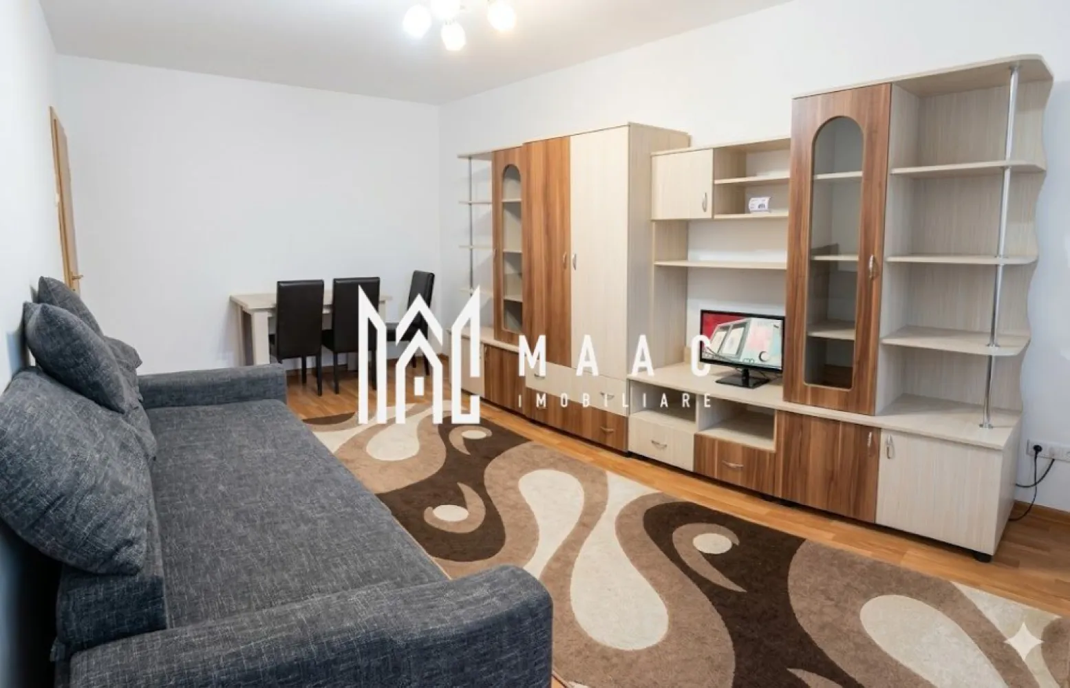 Apartament 3 camere | Etaj 1 | Balcon | Parcare | 60 MPU | Strand - MAAC Imobiliare vă propune spre închiriere un apartament cu 3 camere, decomandat, situat la etajul 1, în cartierul Ștrand, una dintre cele mai apreciate zone rezidențiale din Sibiu.

Locuința are o suprafață utilă de 60 mp, la care se adaugă un balcon închis de 6 mp, fiind recent renovată, izolată termic și pregătită pentru mutare imediată.

Compartimentare
Living luminos
2 dormitoare
Bucătărie separată
Baie
Hol
Balcon închis de 6 mp
Dotări și beneficii
Complet mobilat și utilat
Mașină de spălat rufe
Frigider No Frost
Izolație termică exterioară
Loc de parcare inclus
Apartament renovat recent
Spații bine compartimentate și luminoase
Avantaje locație
Situat în cartierul Ștrand
Aproape de magazine, supermarketuri și farmacii
În vecinătatea băncilor, școlilor și grădinițelor
Acces rapid către Parcul Sub Arini și zonele de recreere
La aproximativ 15 minute de mers pe jos de centrul Sibiului
Mijloace de transport în comun în apropiere
Potrivit pentru
Familie
Cuplu
Persoane care își doresc o zonă liniștită și bine conectată

Pentru informații suplimentare, menționează codul ID: CP3138140
